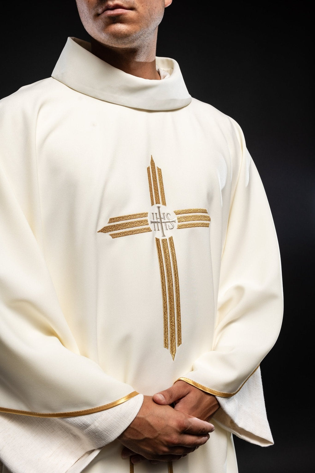 Chasuble avec broderie de la Croix et de l'IHS en écru KOR/017/05/12 ECRU - CHASUBLES.FR