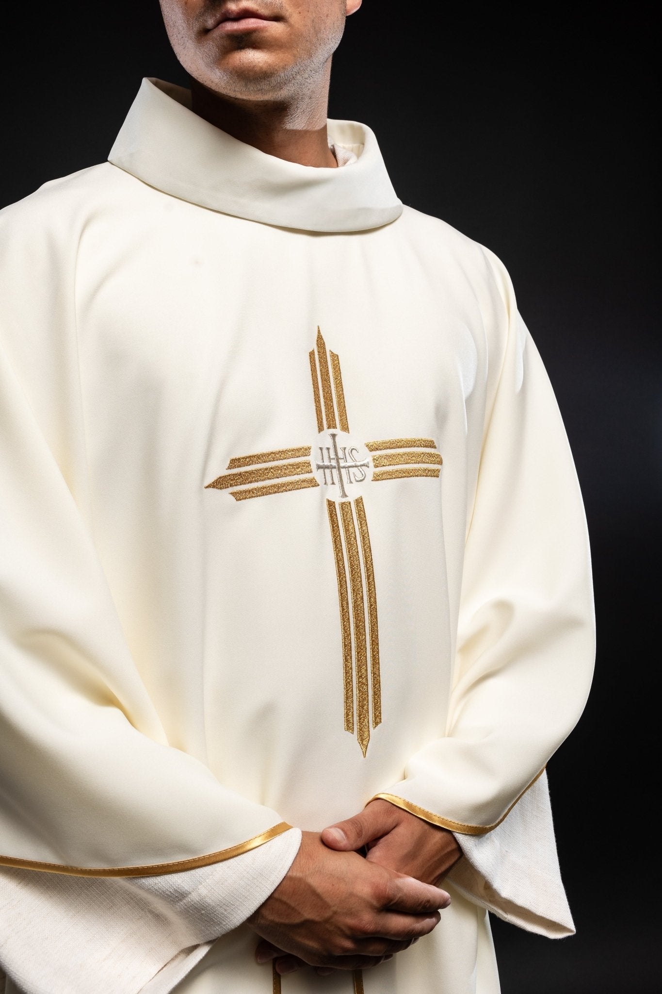 Chasuble avec broderie de la Croix et de l'IHS en écru KOR/017/05/12 ECRU - CHASUBLES.FR