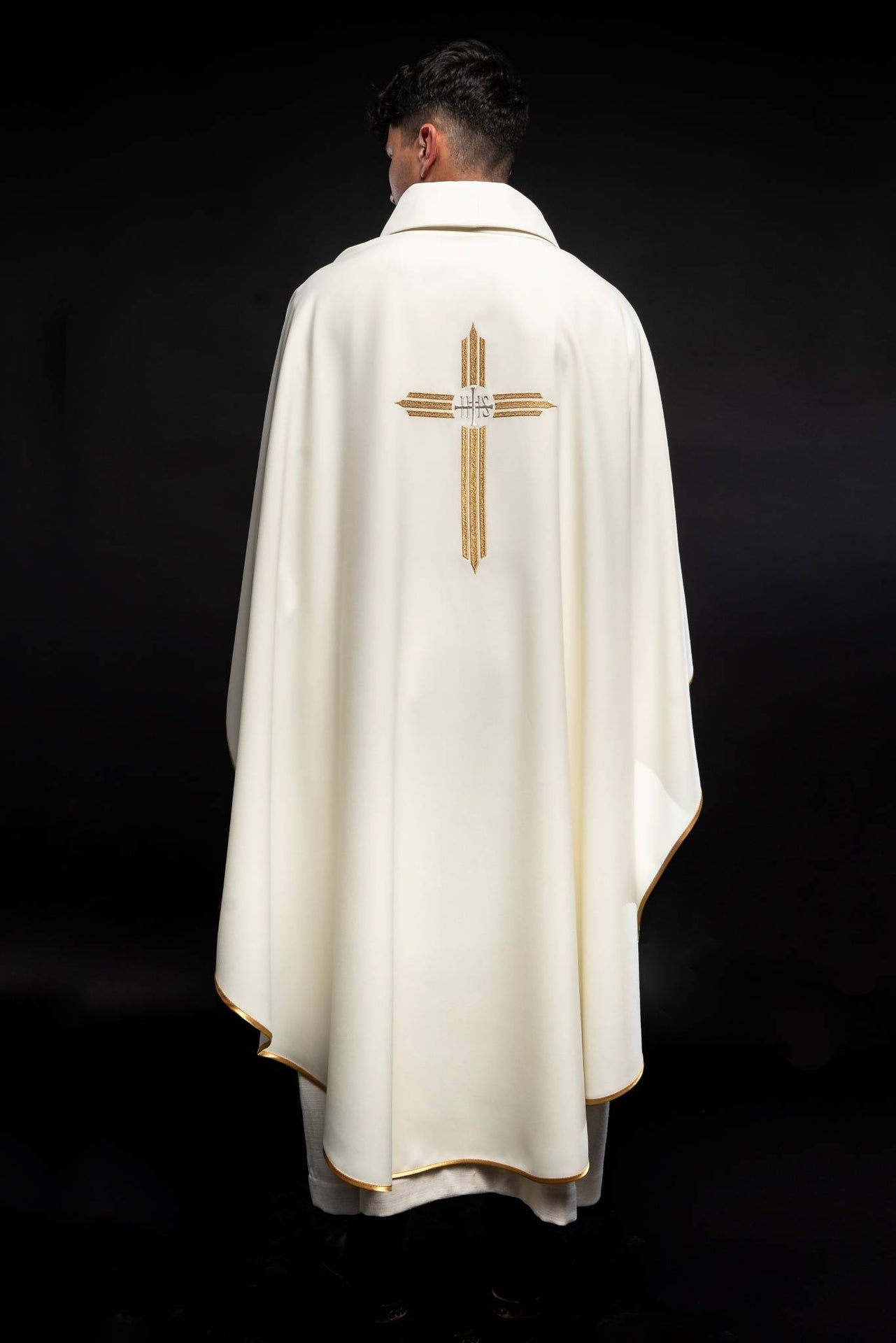 Chasuble avec broderie de la Croix et de l'IHS en écru KOR/017/05/12 ECRU - CHASUBLES.FR