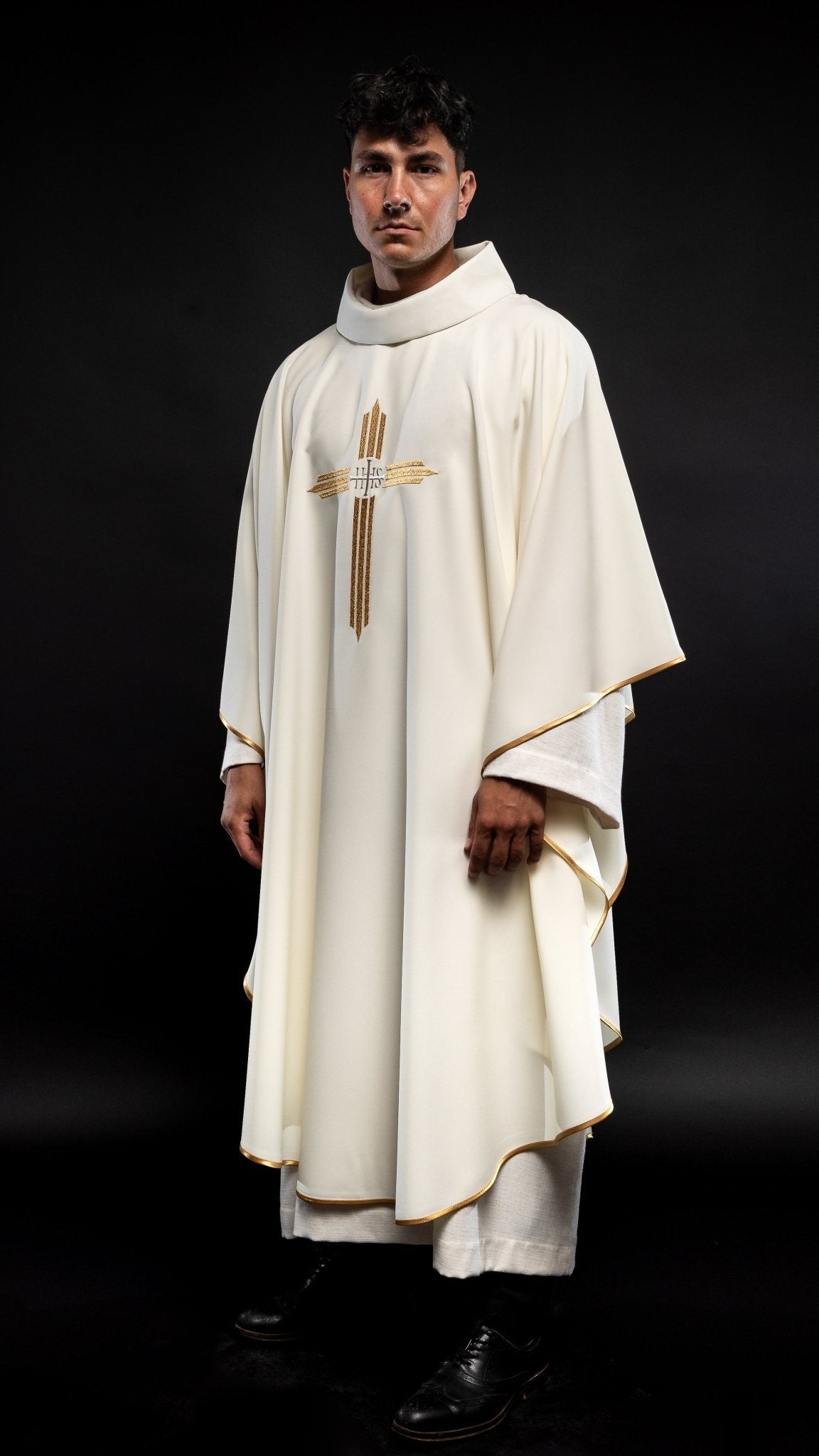 Chasuble avec broderie de la Croix et de l'IHS en écru KOR/017/05/12 ECRU - CHASUBLES.FR