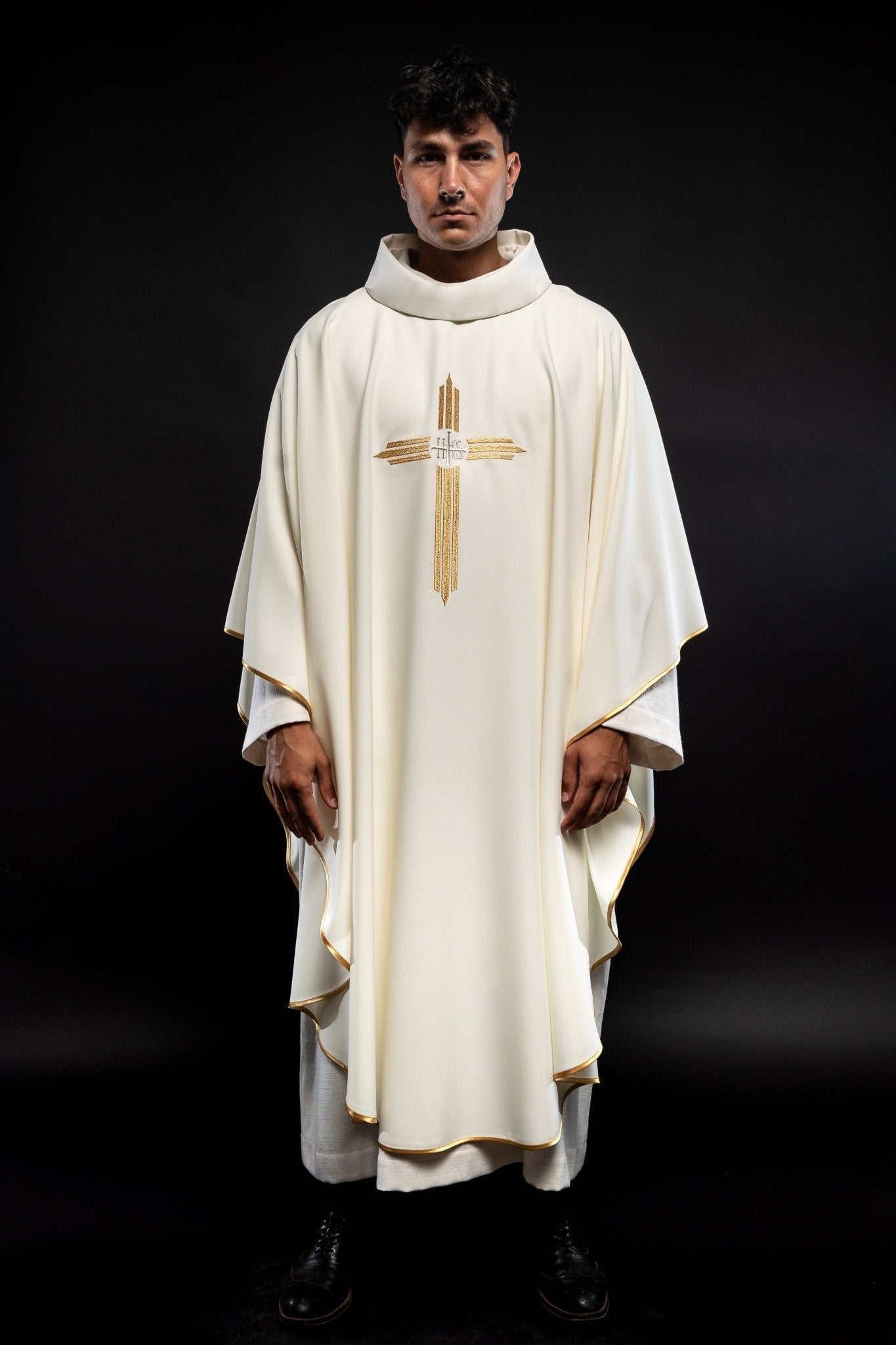 Chasuble avec broderie de la Croix et de l'IHS en écru KOR/017/05/12 ECRU - CHASUBLES.FR
