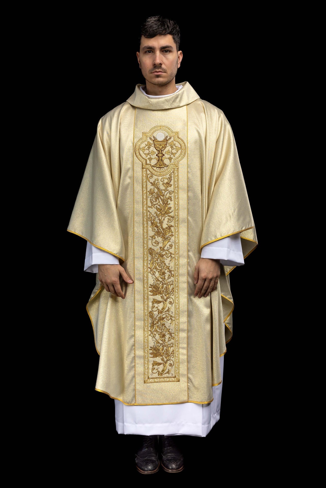 Chasuble avec broderie du calice eucharistique de couleur or KOR/040/10/37 ZŁOTY - CHASUBLES.FR