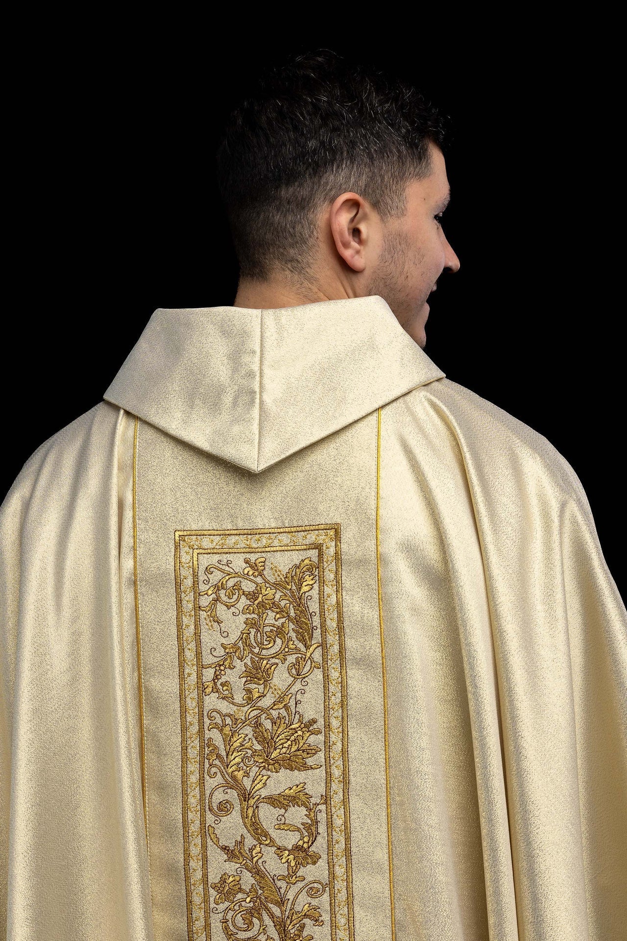 Chasuble avec broderie du calice eucharistique de couleur or KOR/040/10/37 ZŁOTY - CHASUBLES.FR