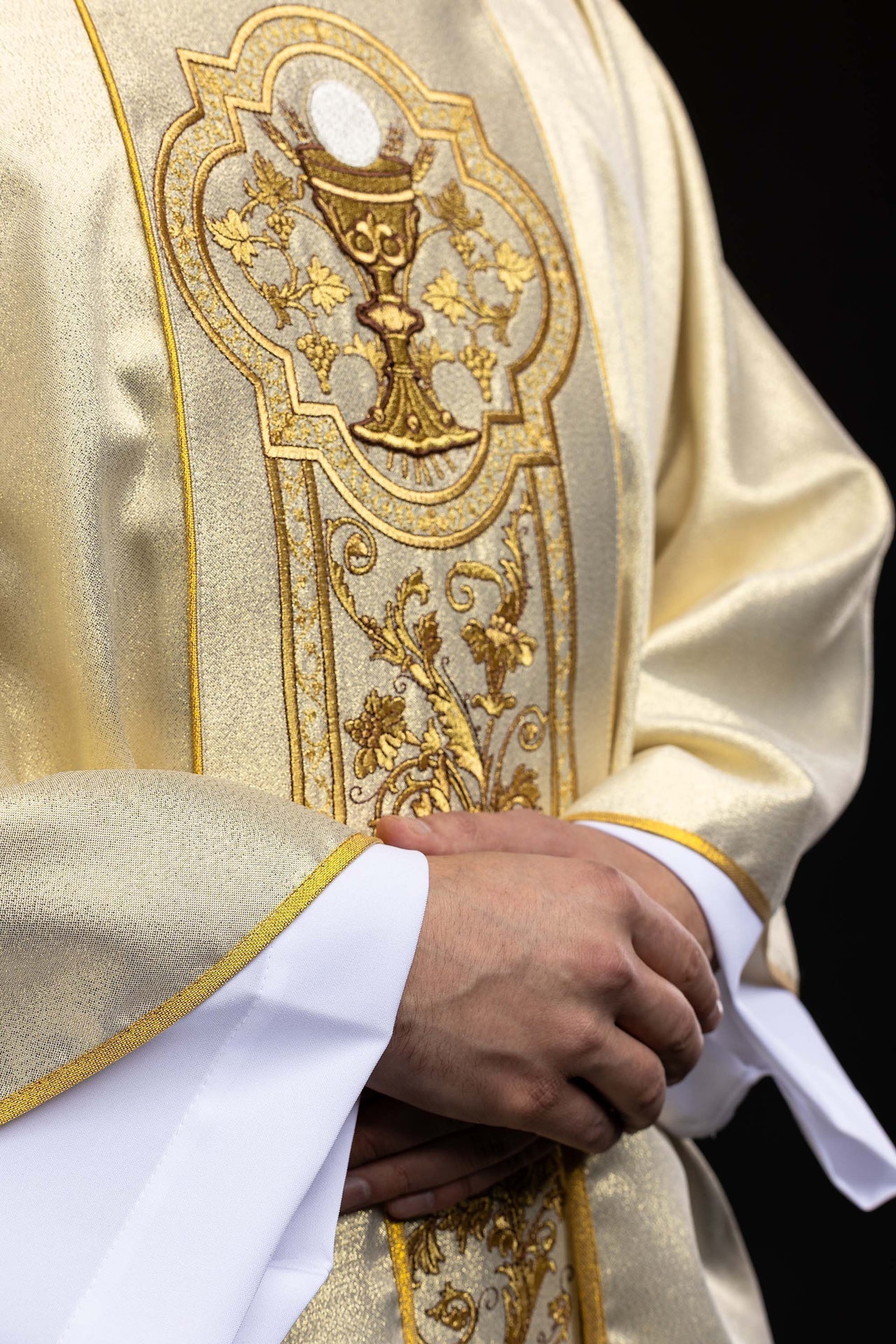 Chasuble avec broderie du calice eucharistique de couleur or KOR/040/10/37 ZŁOTY - CHASUBLES.FR