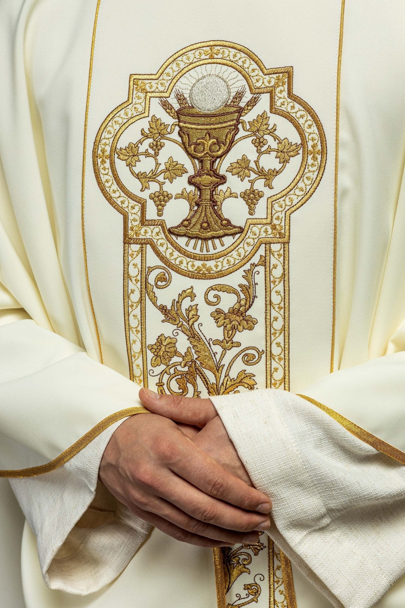 Chasuble avec broderie du calice eucharistique en écru KOR/040/05/01 ECRU - CHASUBLES.FR
