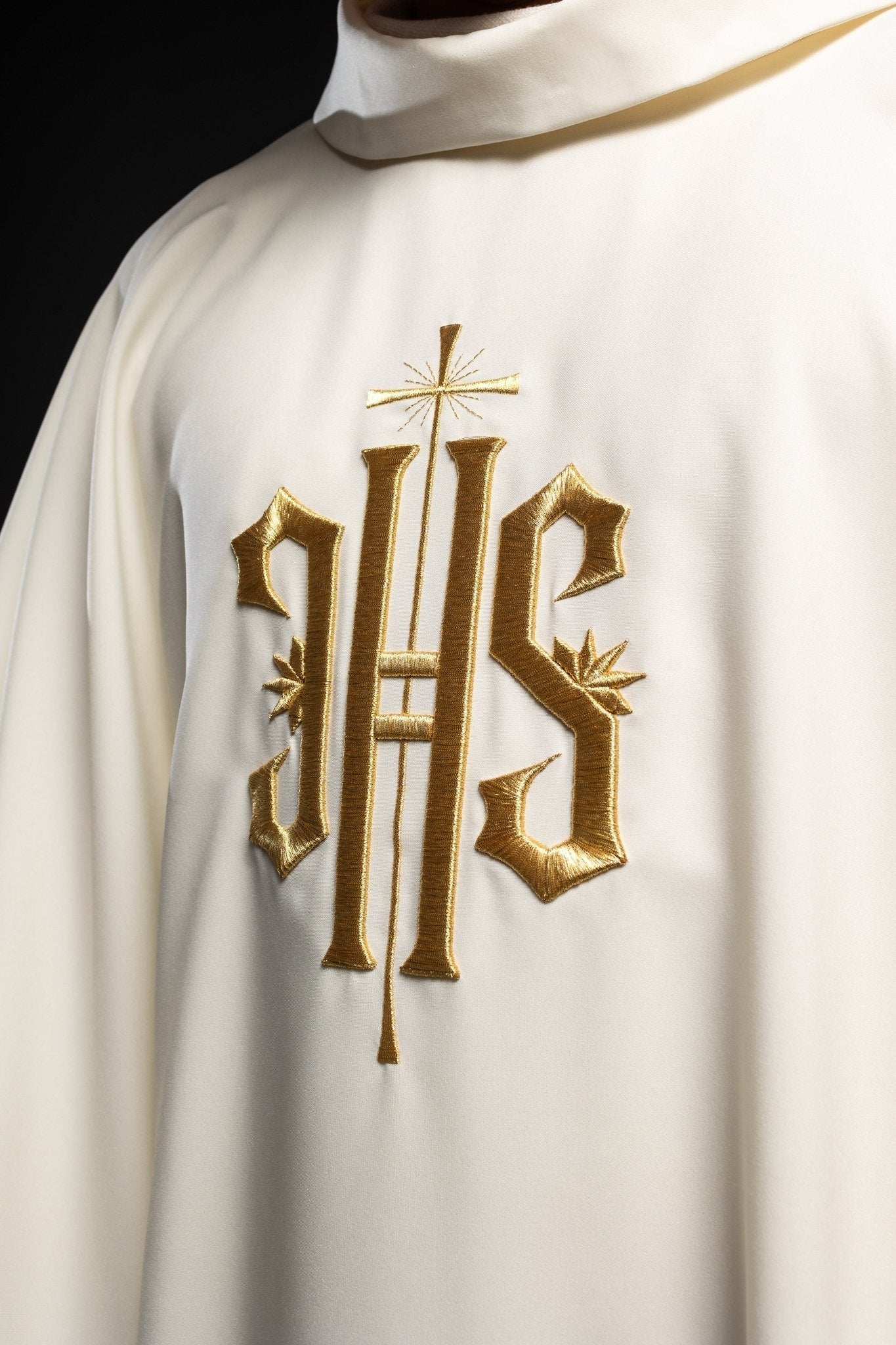 Chasuble avec broderie IHS en écru KOR/010/05/12 ECRU - CHASUBLES.FR