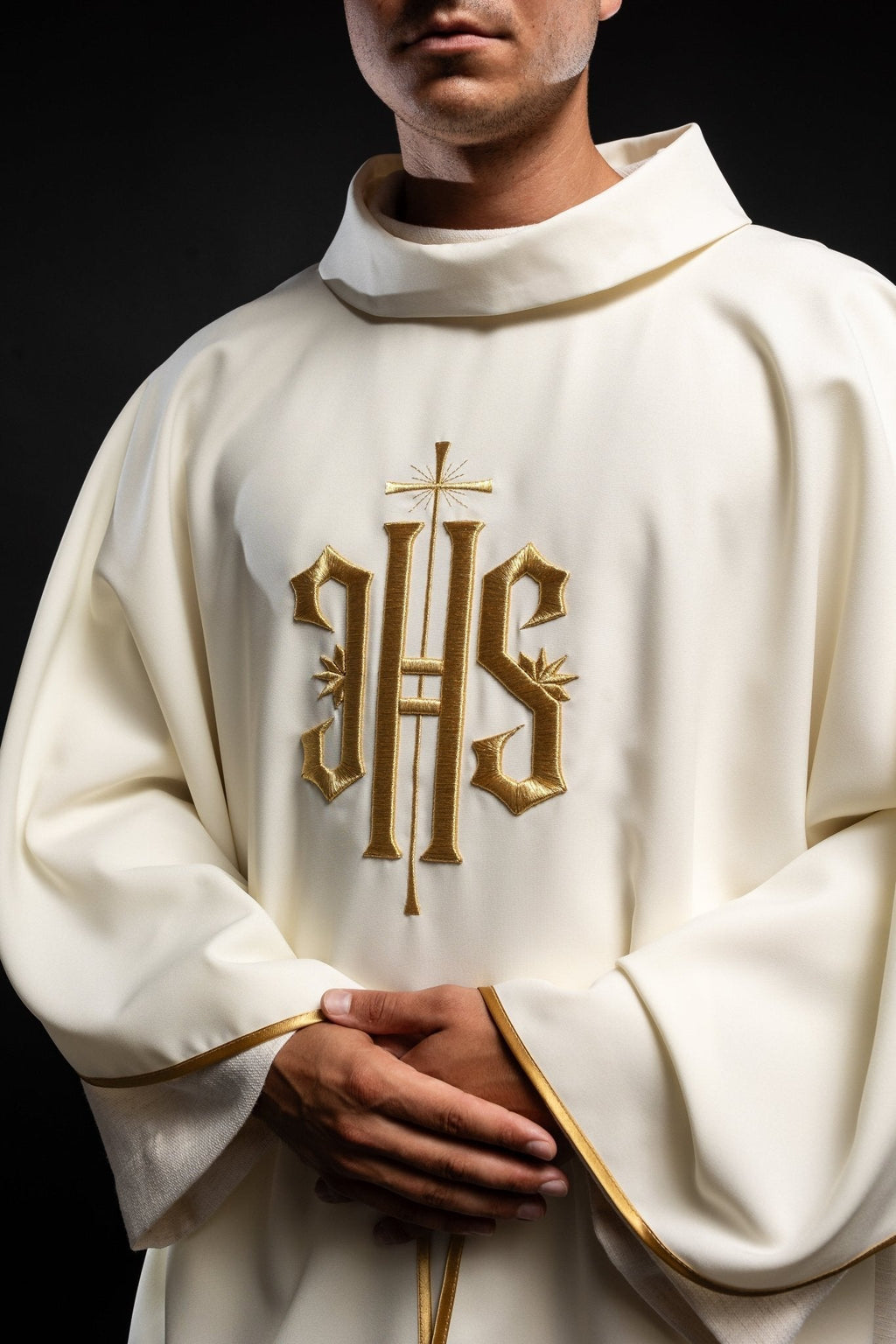 Chasuble avec broderie IHS en écru KOR/010/05/12 ECRU - CHASUBLES.FR
