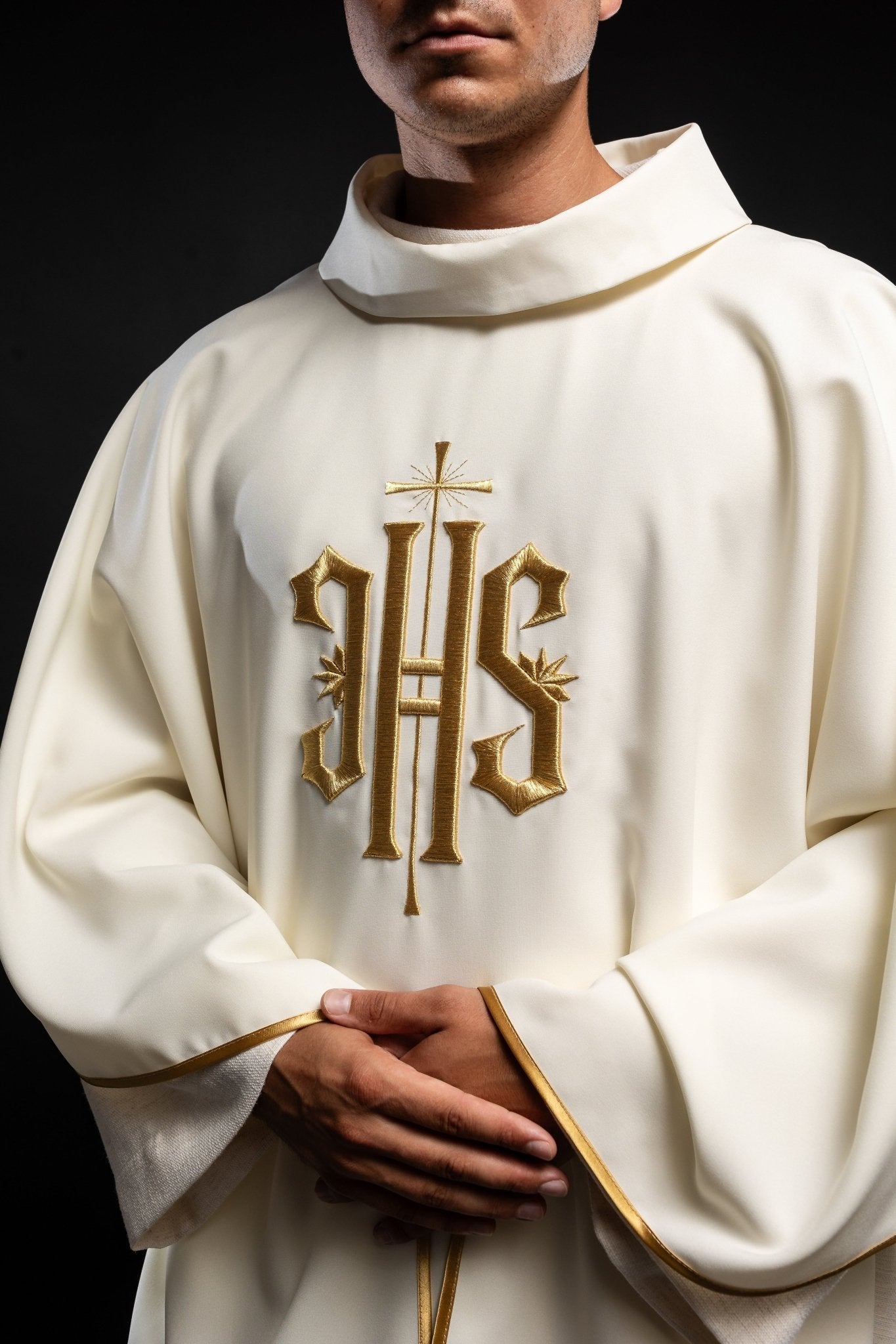 Chasuble avec broderie IHS en écru KOR/010/05/12 ECRU - CHASUBLES.FR