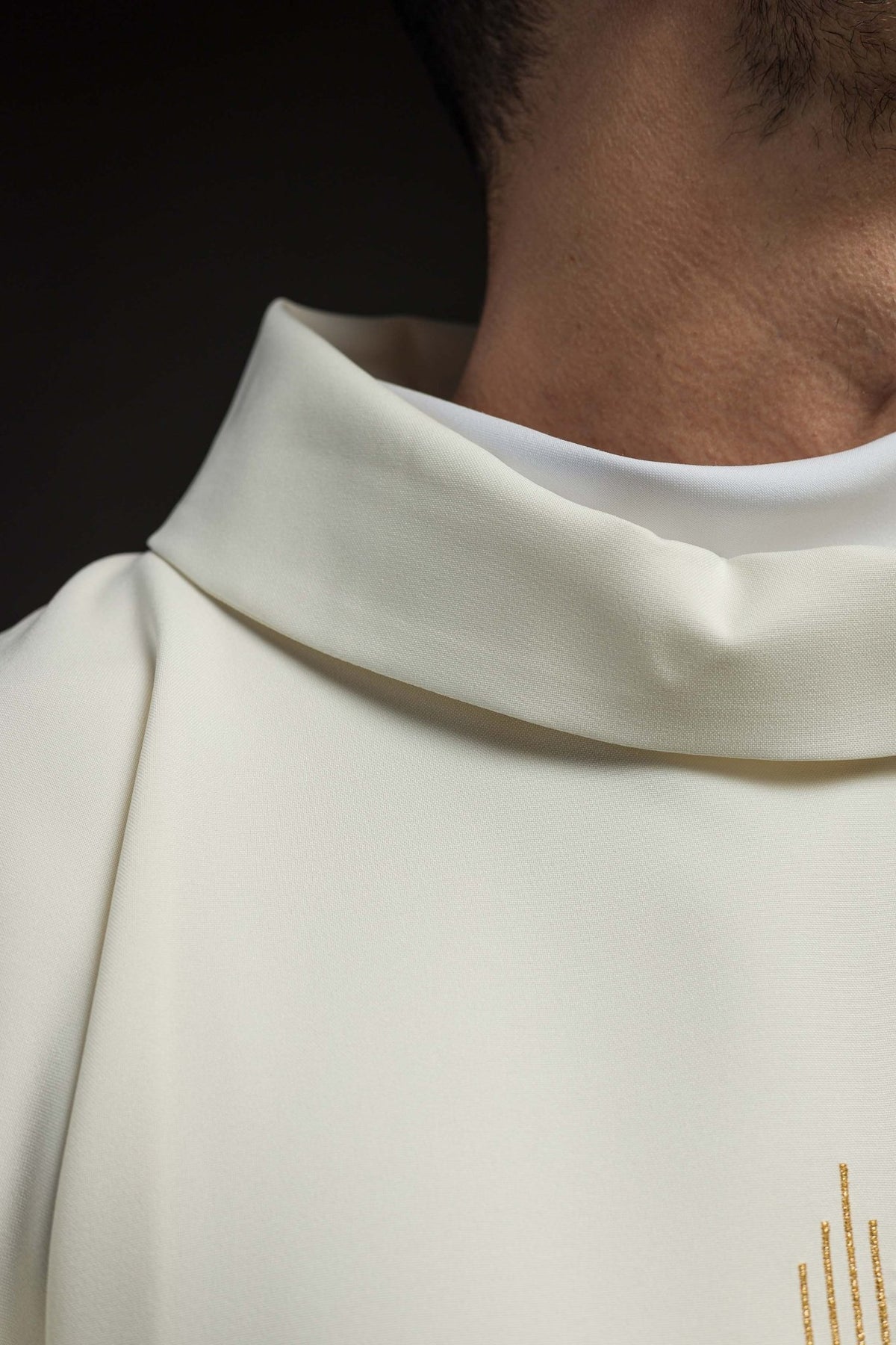 Chasuble avec broderie IHS en écru KOR/003/05/12 ECRU - CHASUBLES.FR