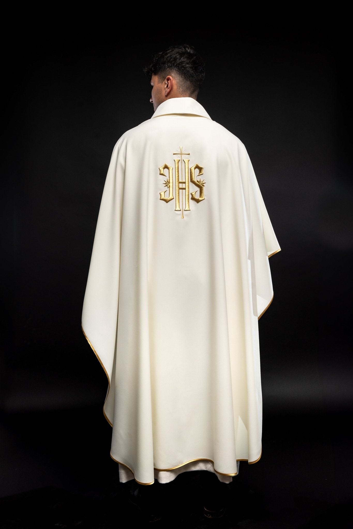 Chasuble avec broderie IHS en écru KOR/010/05/12 ECRU - CHASUBLES.FR