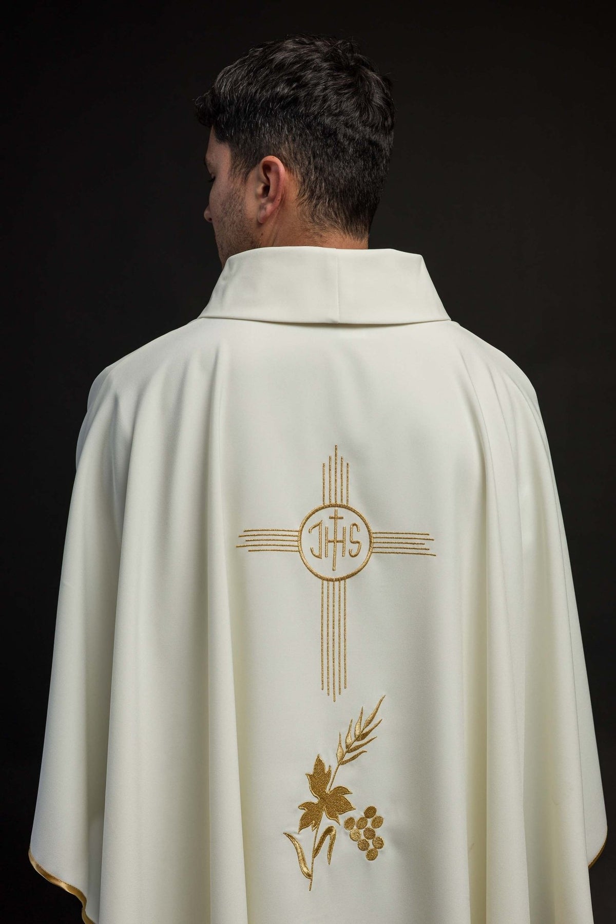 Chasuble avec broderie IHS en écru KOR/003/05/12 ECRU - CHASUBLES.FR