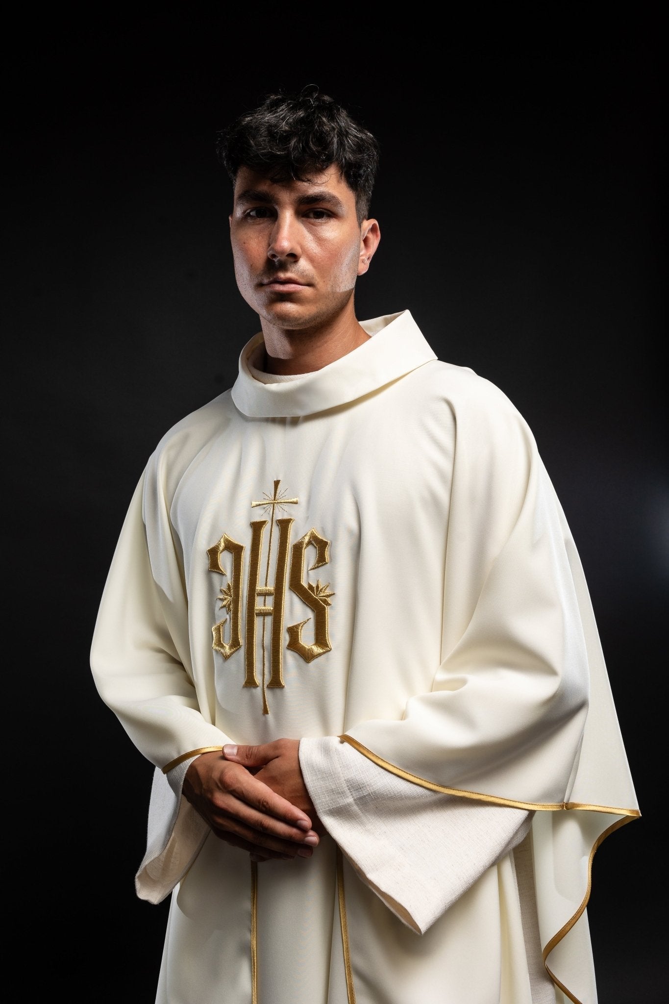 Chasuble avec broderie IHS en écru KOR/010/05/12 ECRU - CHASUBLES.FR