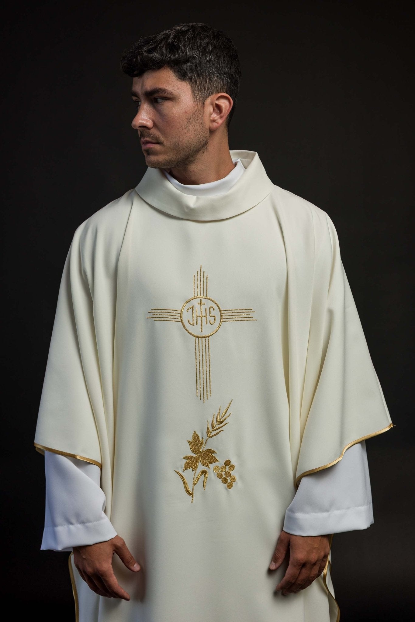 Chasuble avec broderie IHS en écru KOR/003/05/12 ECRU - CHASUBLES.FR