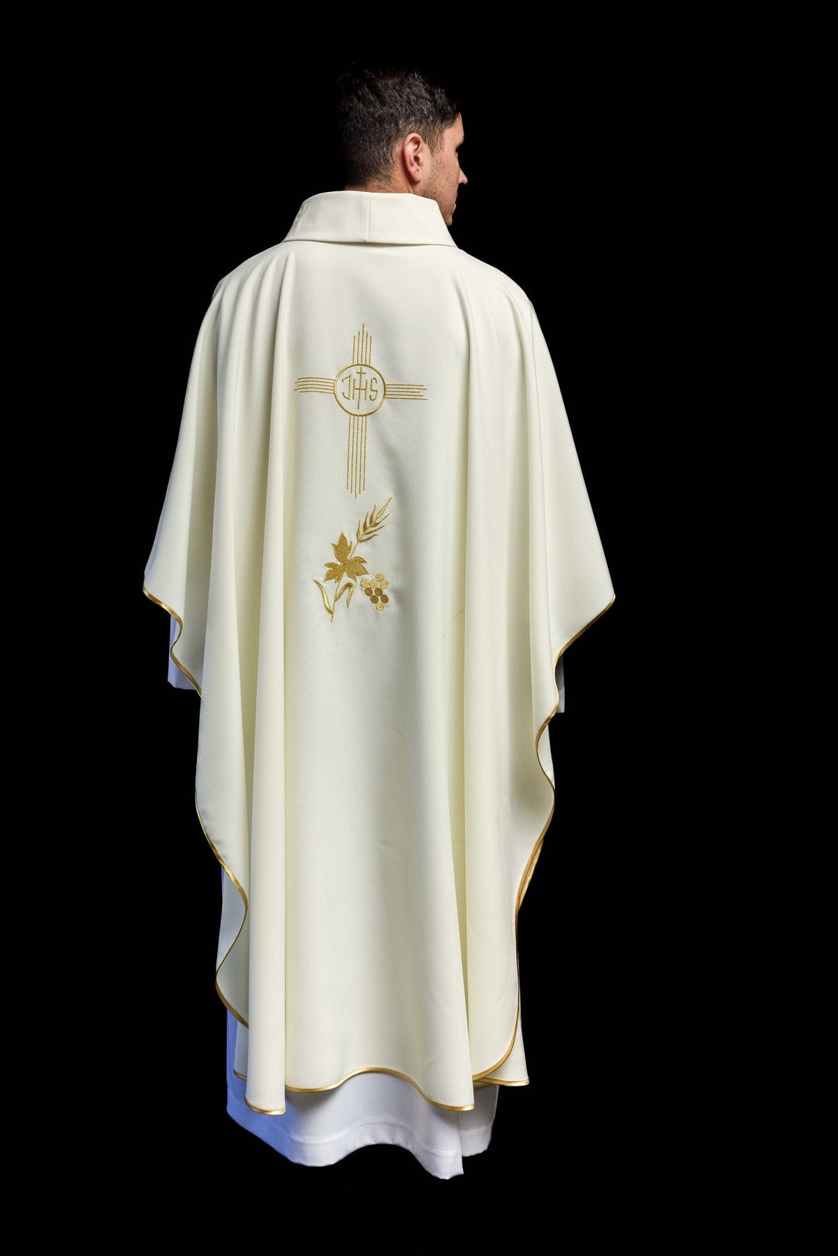 Chasuble avec broderie IHS en écru KOR/003/05/12 ECRU - CHASUBLES.FR