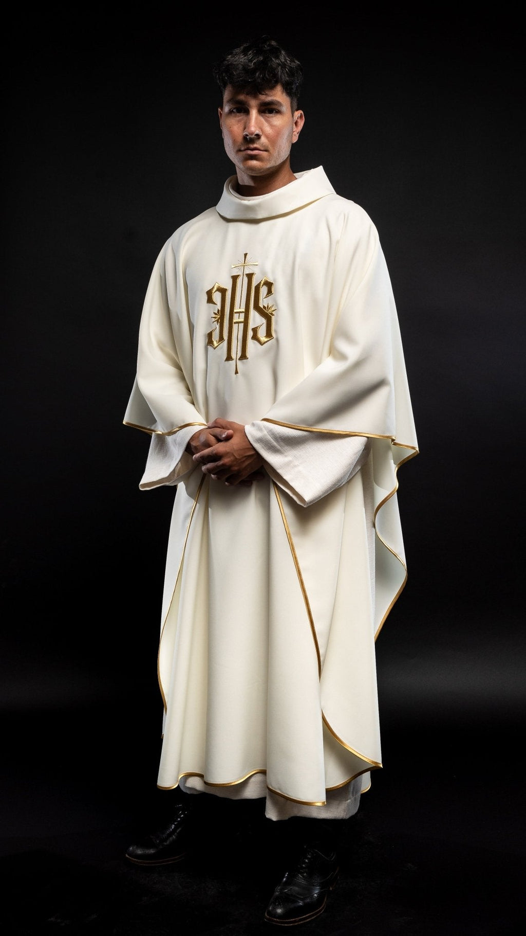Chasuble avec broderie IHS en écru KOR/010/05/12 ECRU - CHASUBLES.FR