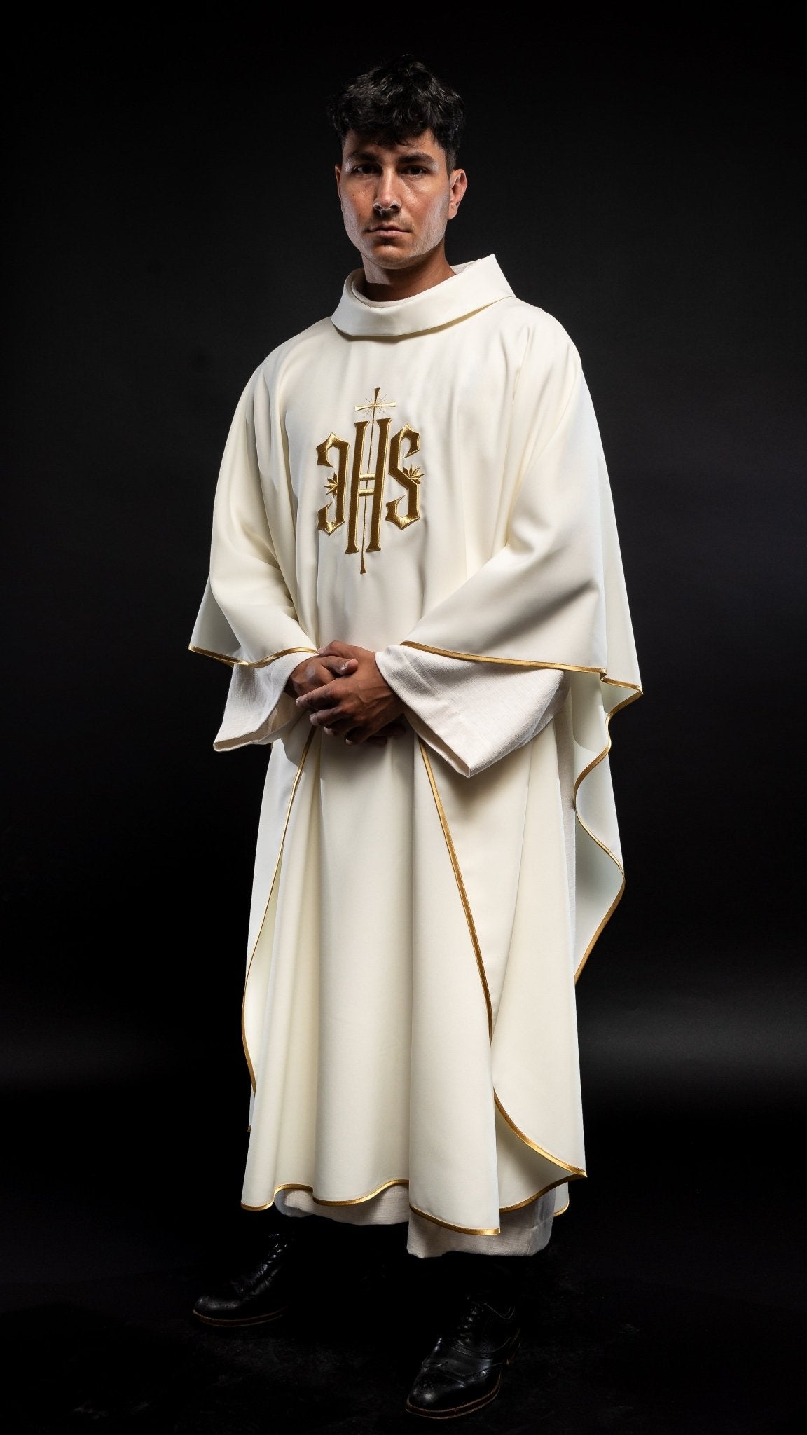 Chasuble avec broderie IHS en écru KOR/010/05/12 ECRU - CHASUBLES.FR