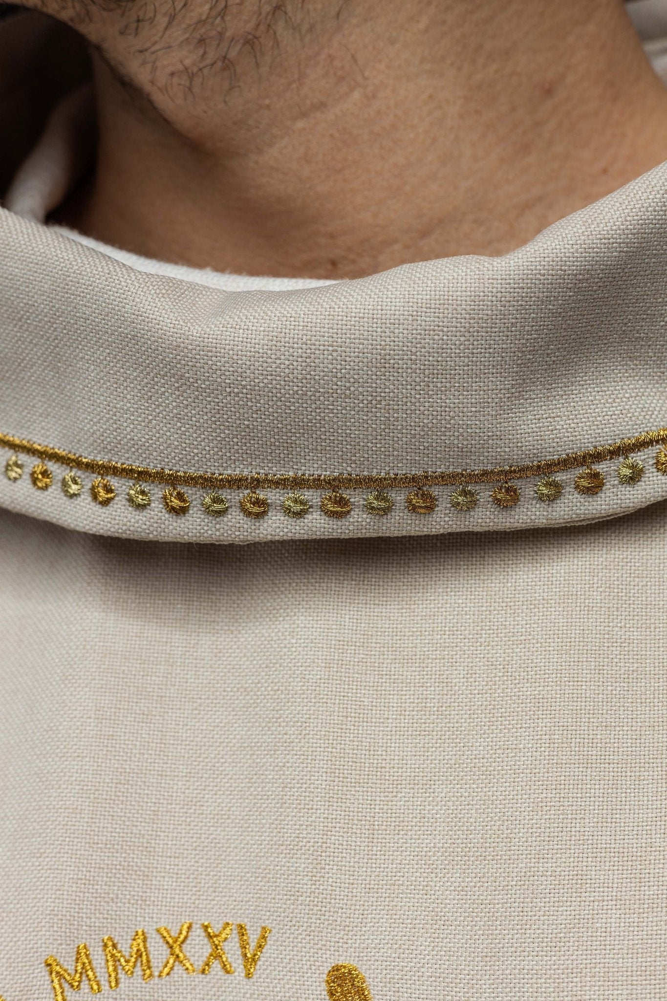 Chasuble avec broderie JUBILY ROME 2025 avec collet en écru JR/020/05/70 - CHASUBLES.FR