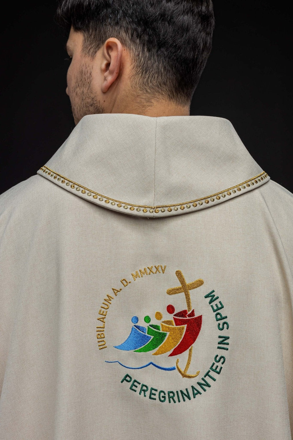 Chasuble avec broderie JUBILY ROME 2025 avec collet en écru JR/020/05/70 - CHASUBLES.FR