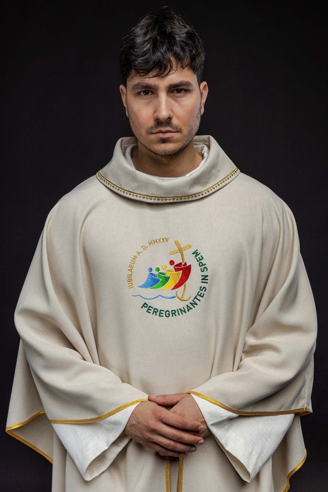 Chasuble avec broderie JUBILY ROME 2025 avec collet en écru JR/020/05/70 - CHASUBLES.FR