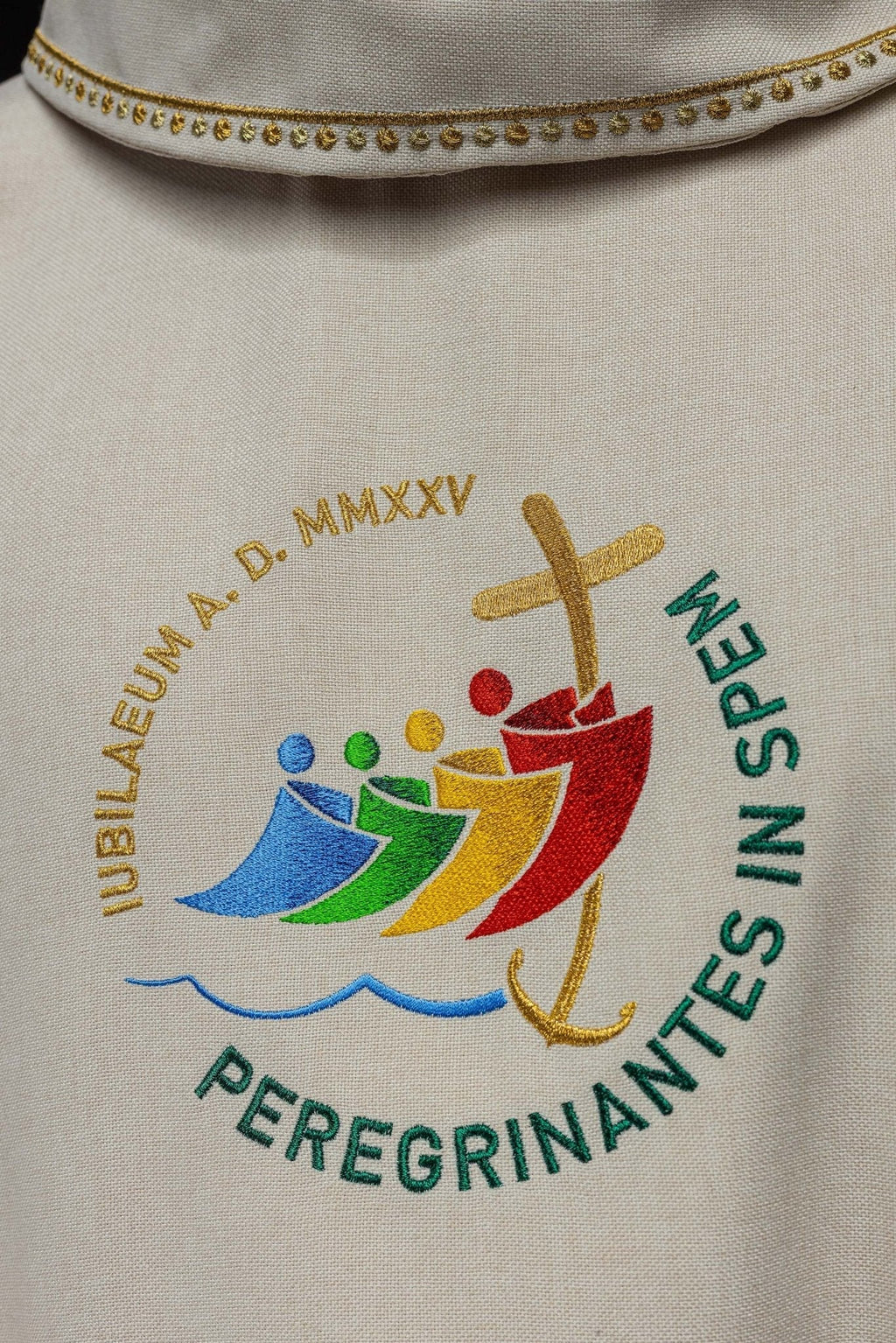 Chasuble avec broderie JUBILY ROME 2025 avec collet en écru JR/020/05/70 - CHASUBLES.FR