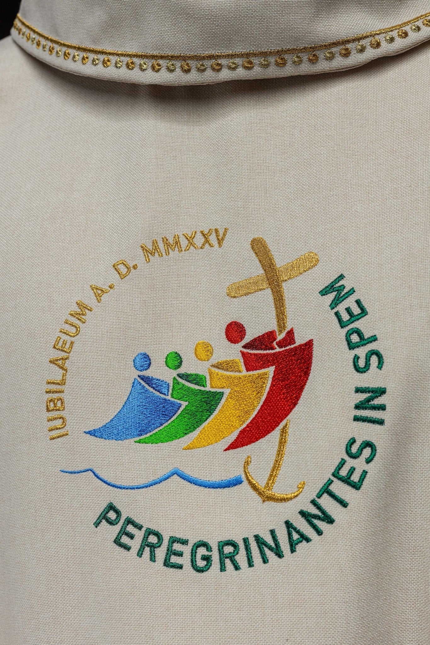 Chasuble avec broderie JUBILY ROME 2025 avec collet en écru JR/020/05/70 - CHASUBLES.FR