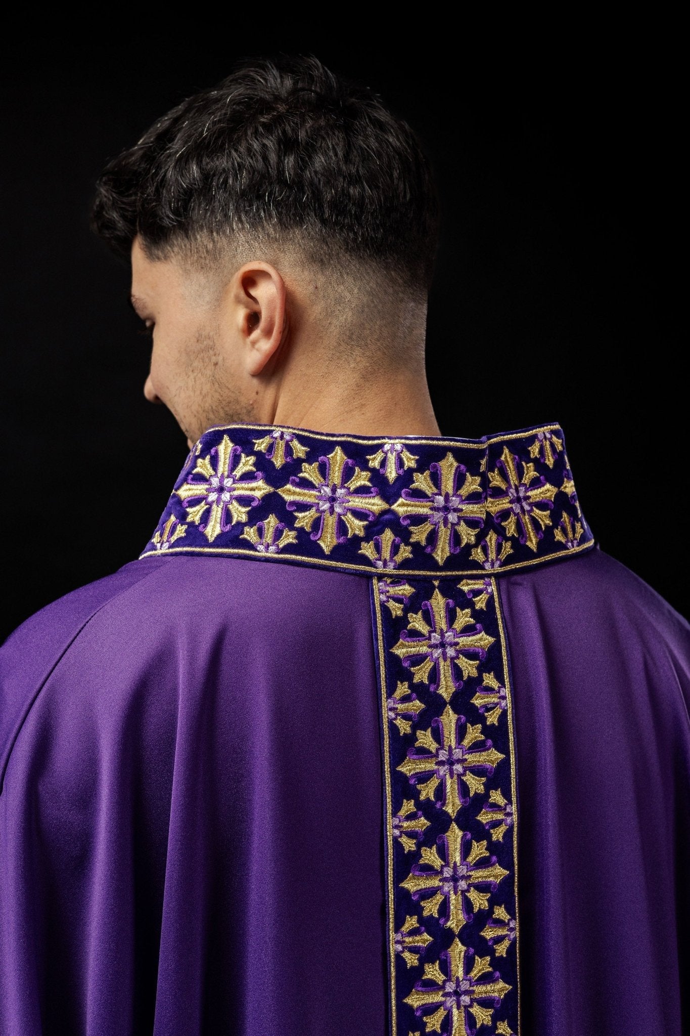 Chasuble avec broderie scintillante en violet LE/7026/03 - CHASUBLES.FR