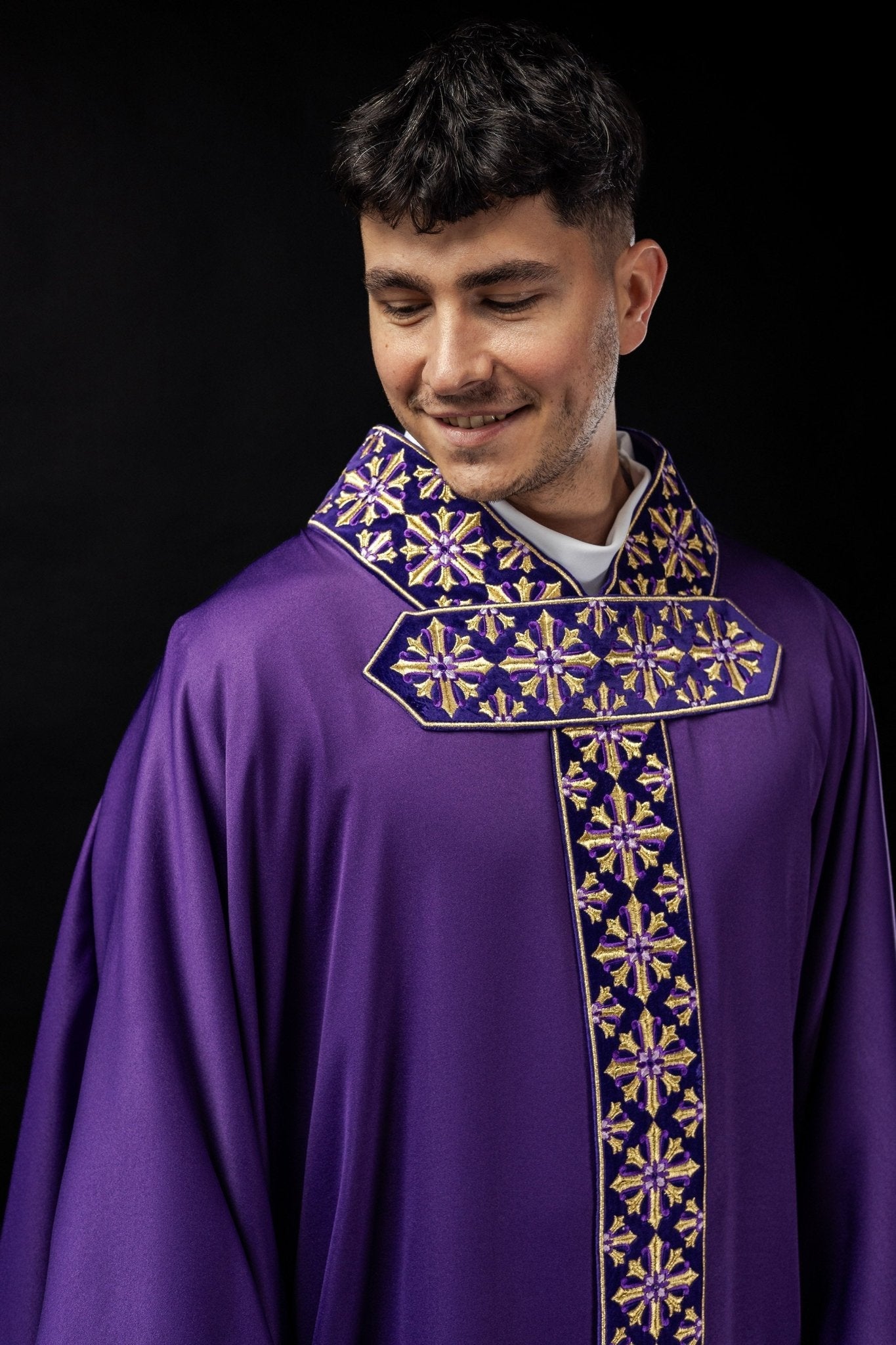 Chasuble avec broderie scintillante en violet LE/7026/03 - CHASUBLES.FR