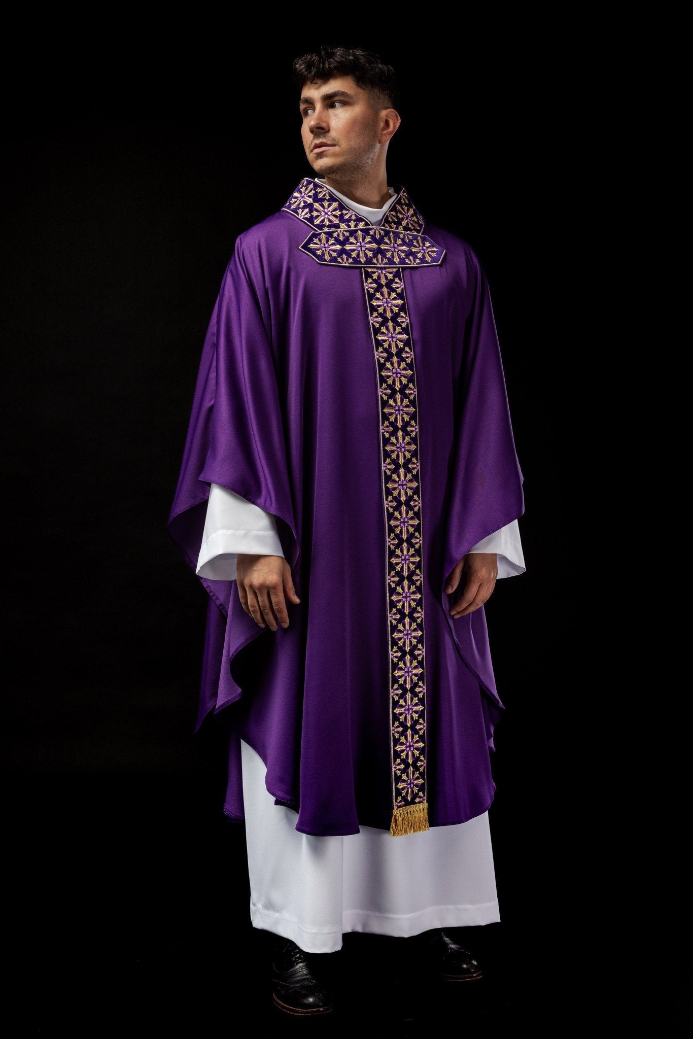 Chasuble avec broderie scintillante en violet LE/7026/03 - CHASUBLES.FR