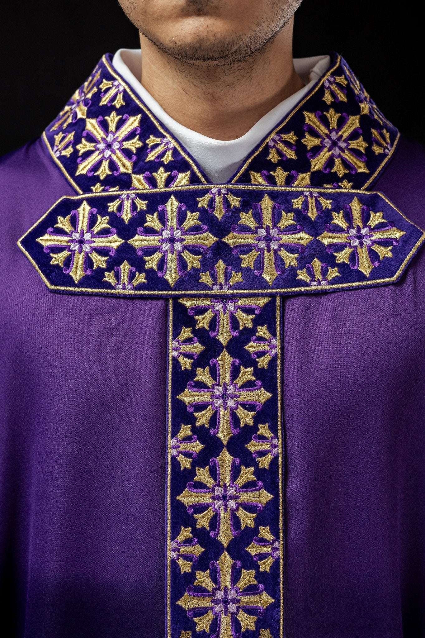 Chasuble avec broderie scintillante en violet LE/7026/03 - CHASUBLES.FR
