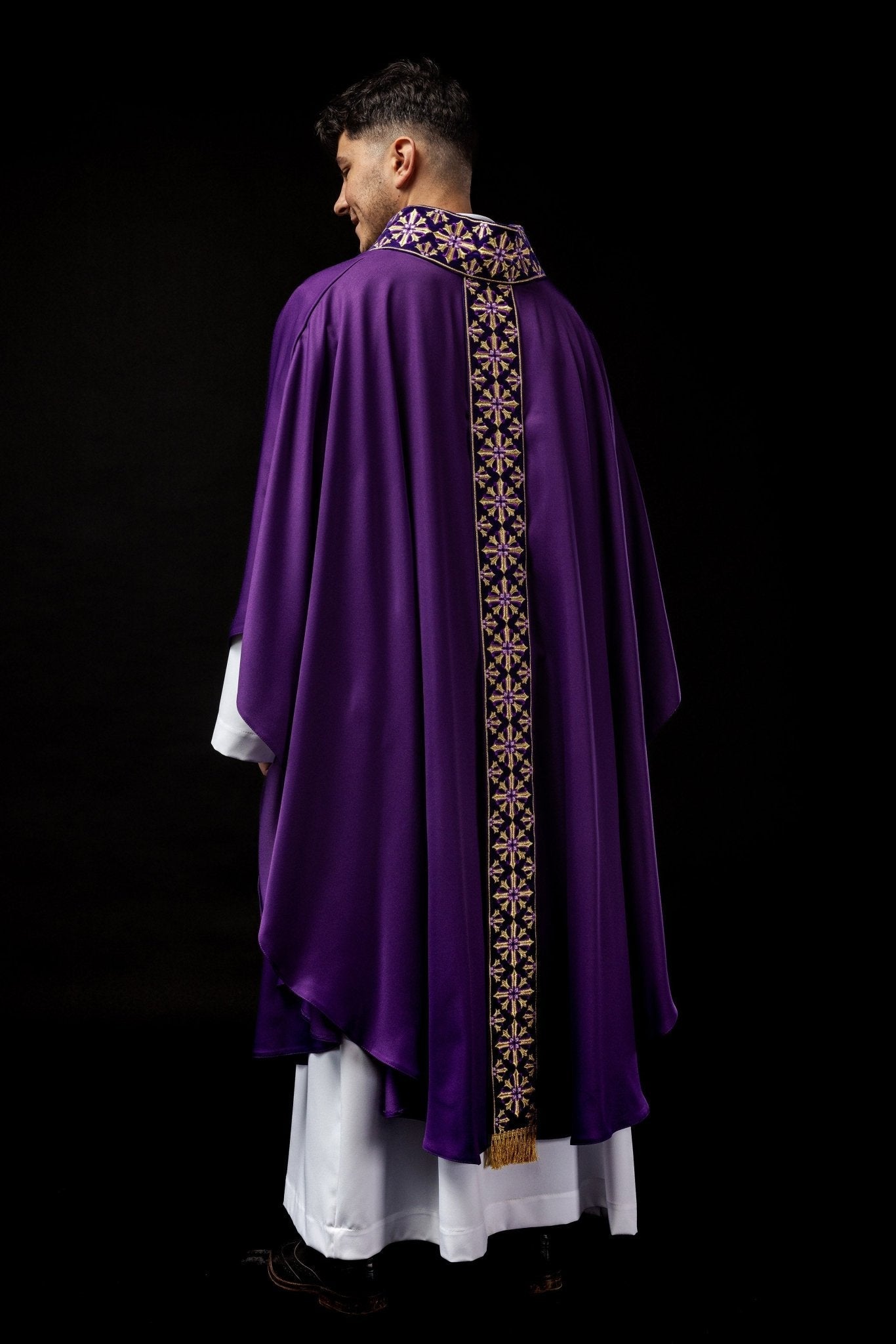 Chasuble avec broderie scintillante en violet LE/7026/03 - CHASUBLES.FR