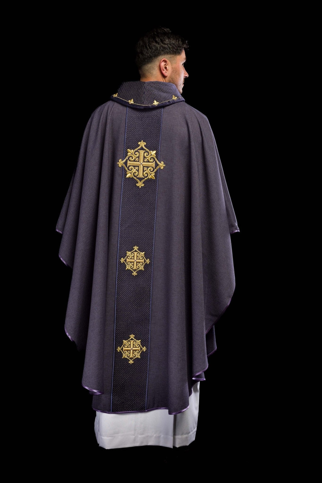 Chasuble avec ceinture de velours violet et broderie de croix LE/7030/03 - CHASUBLES.FR