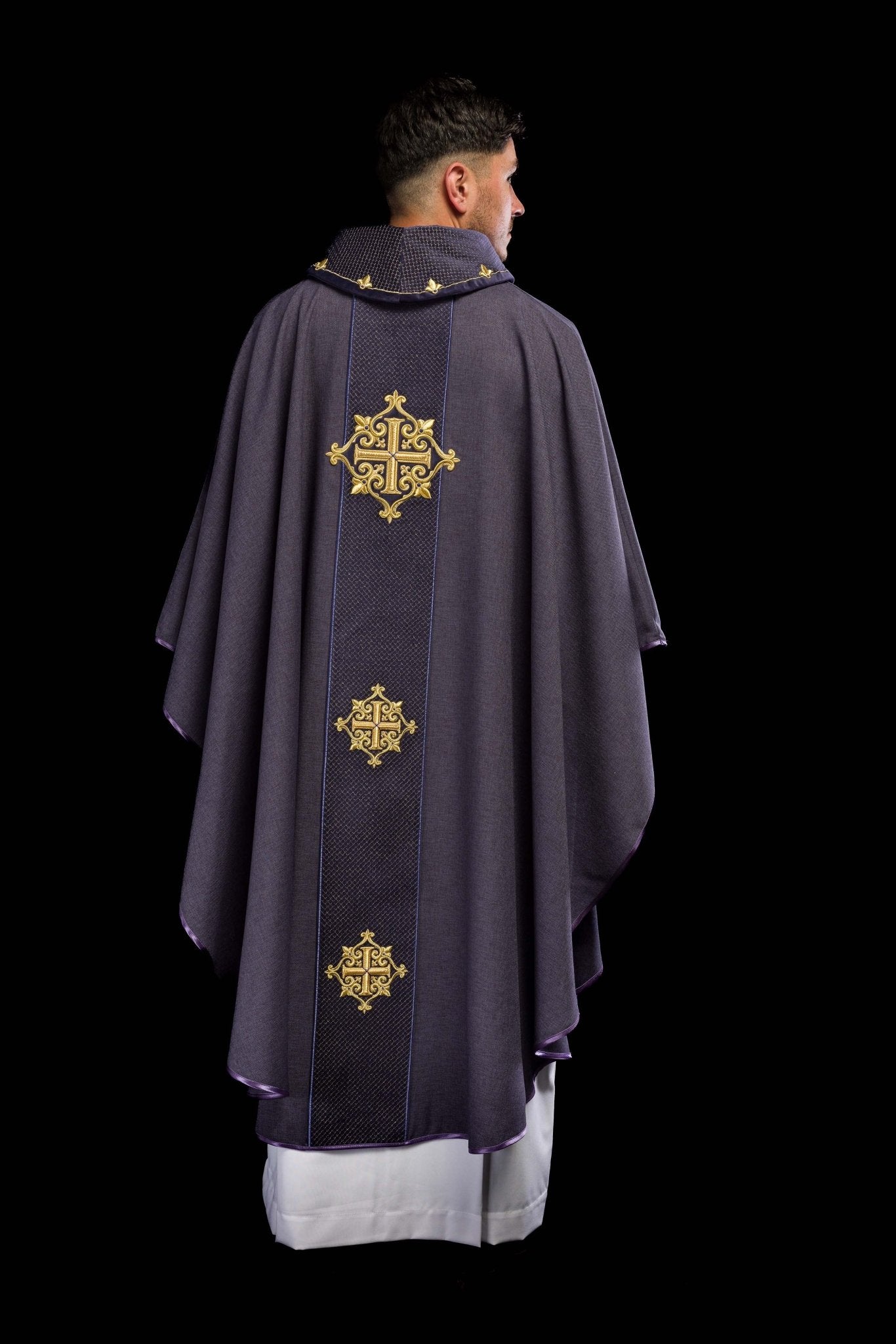 Chasuble avec ceinture de velours violet et broderie de croix LE/7030/03 - CHASUBLES.FR