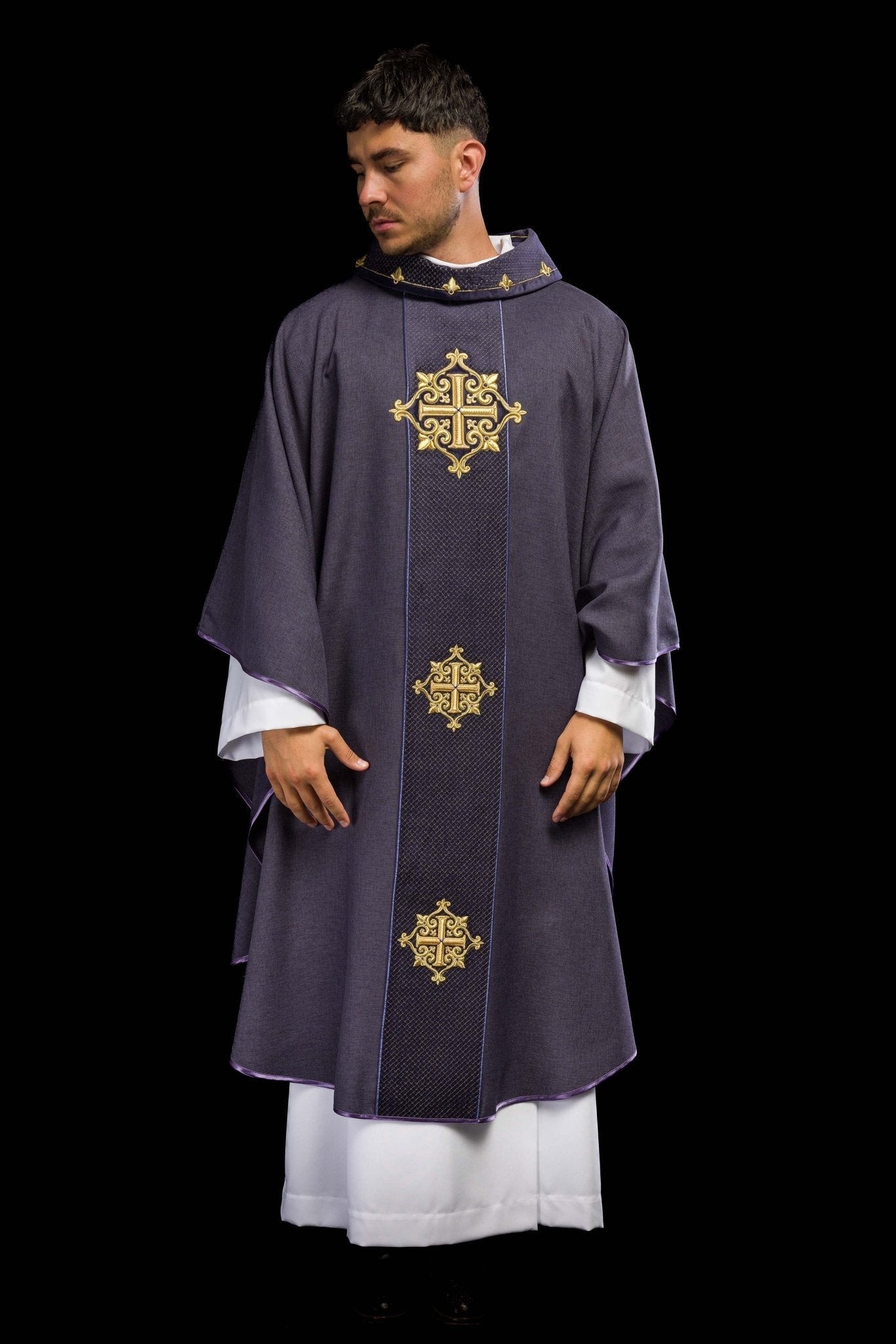 Chasuble avec ceinture de velours violet et broderie de croix LE/7030/03 - CHASUBLES.FR