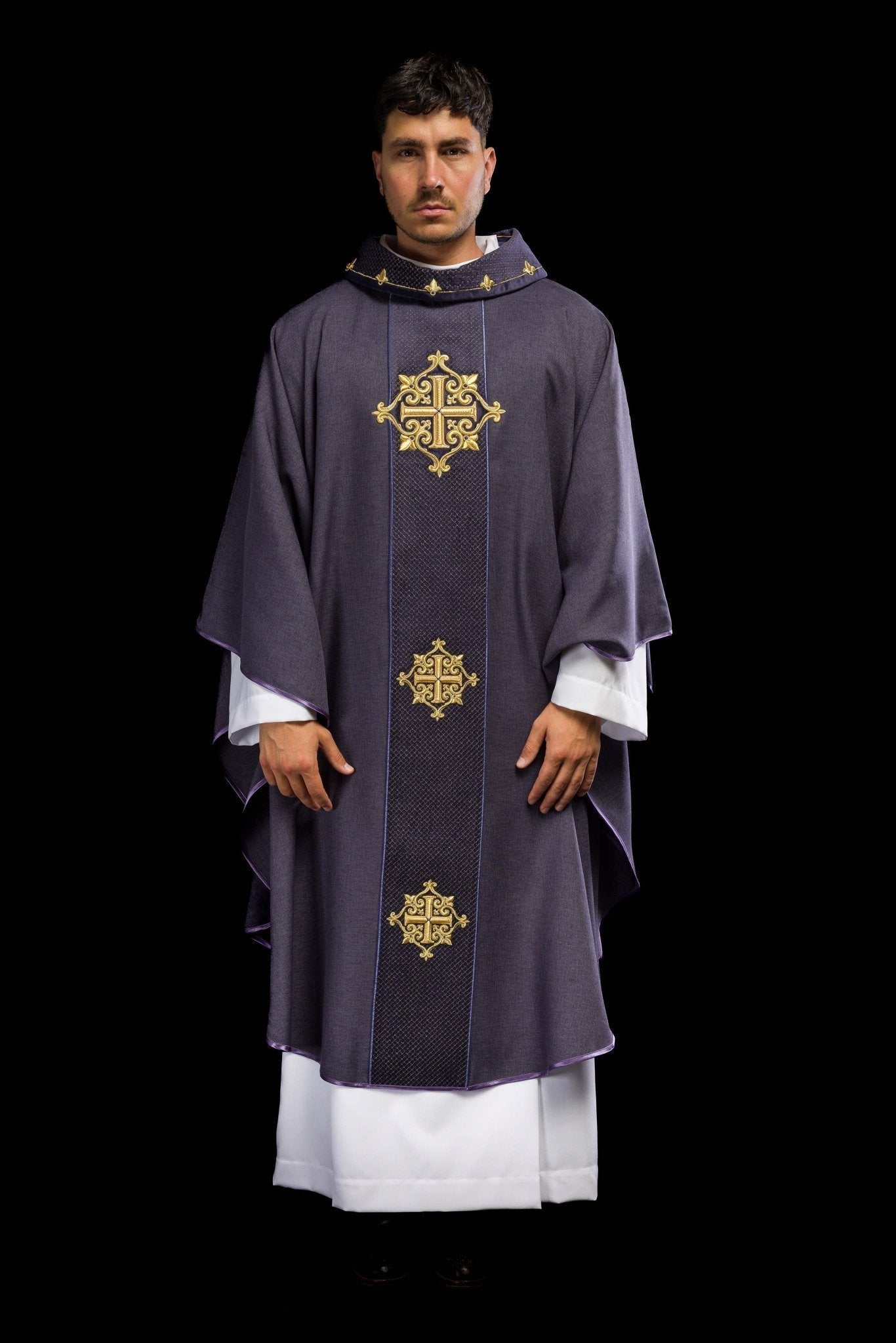 Chasuble avec ceinture de velours violet et broderie de croix LE/7030/03 - CHASUBLES.FR