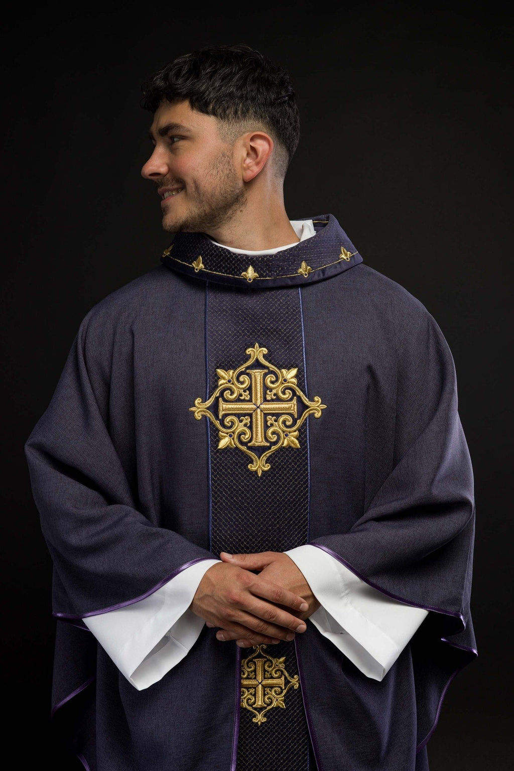 Chasuble avec ceinture de velours violet et broderie de croix LE/7030/03 - CHASUBLES.FR