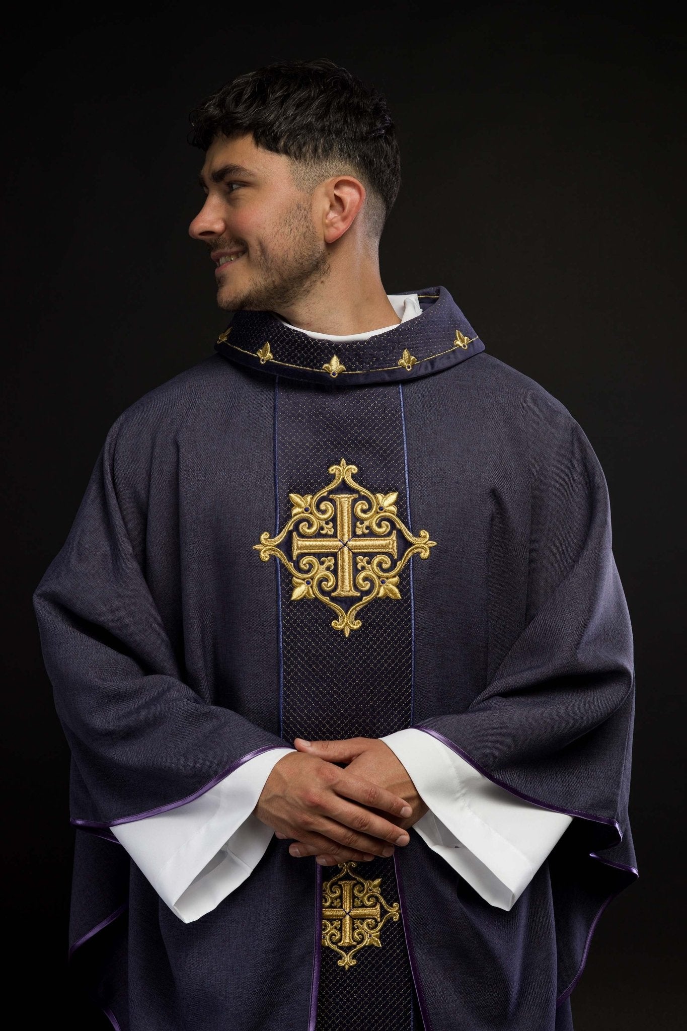 Chasuble avec ceinture de velours violet et broderie de croix LE/7030/03 - CHASUBLES.FR