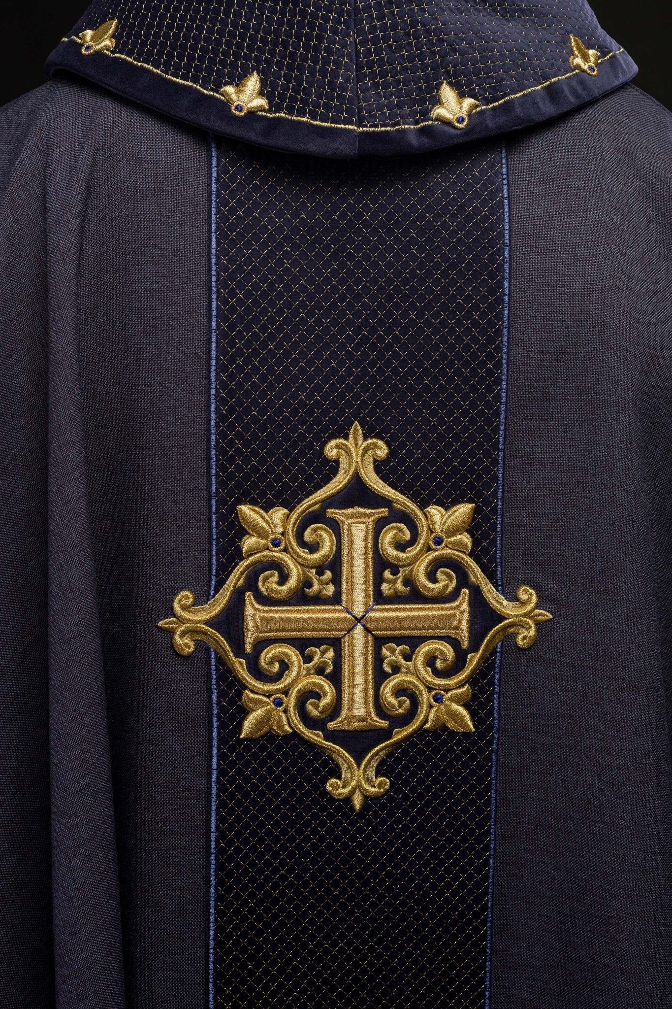 Chasuble avec ceinture de velours violet et broderie de croix LE/7030/03 - CHASUBLES.FR