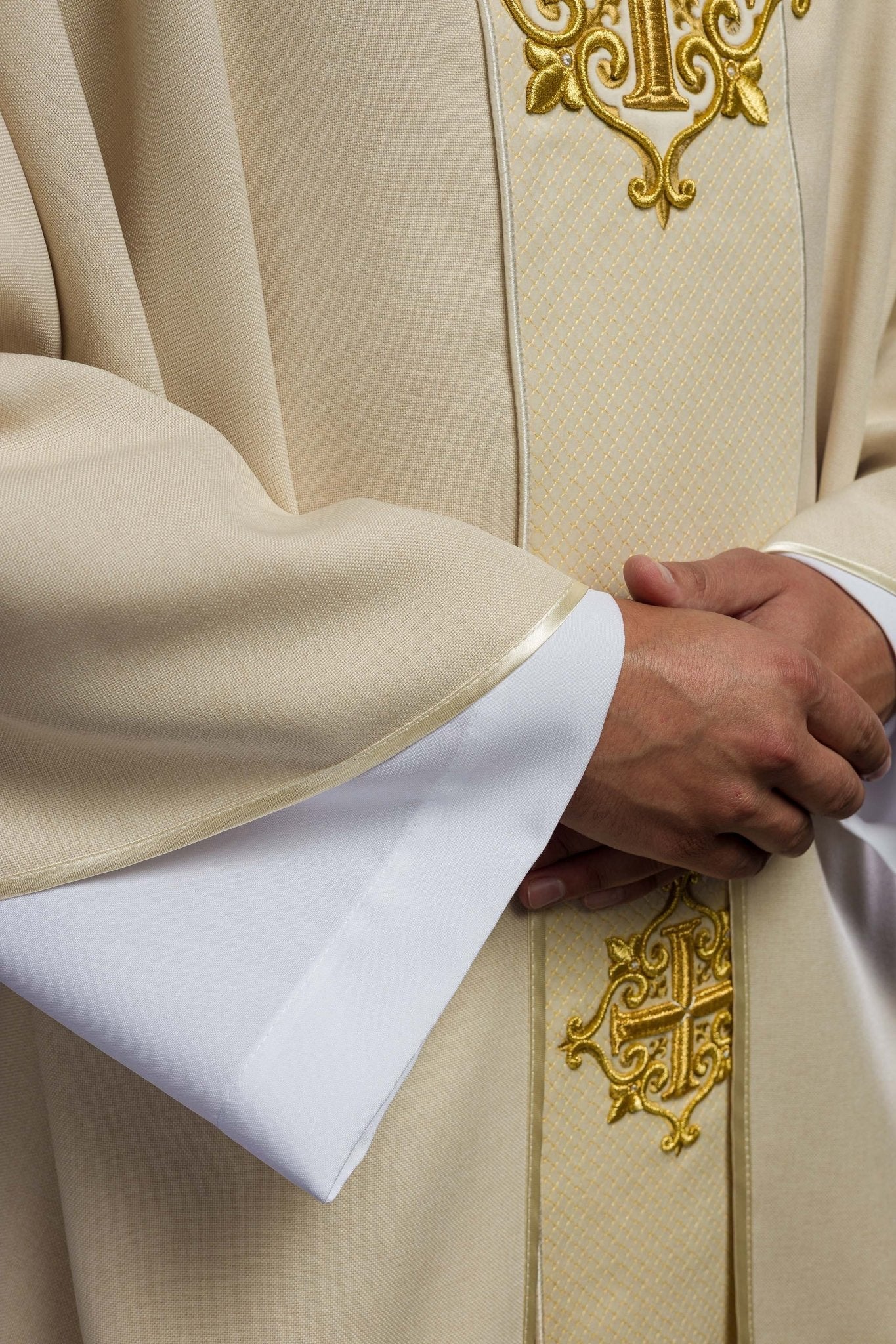Chasuble avec ceinture en velours écru et broderie croisée LE/7030/05 - CHASUBLES.FR