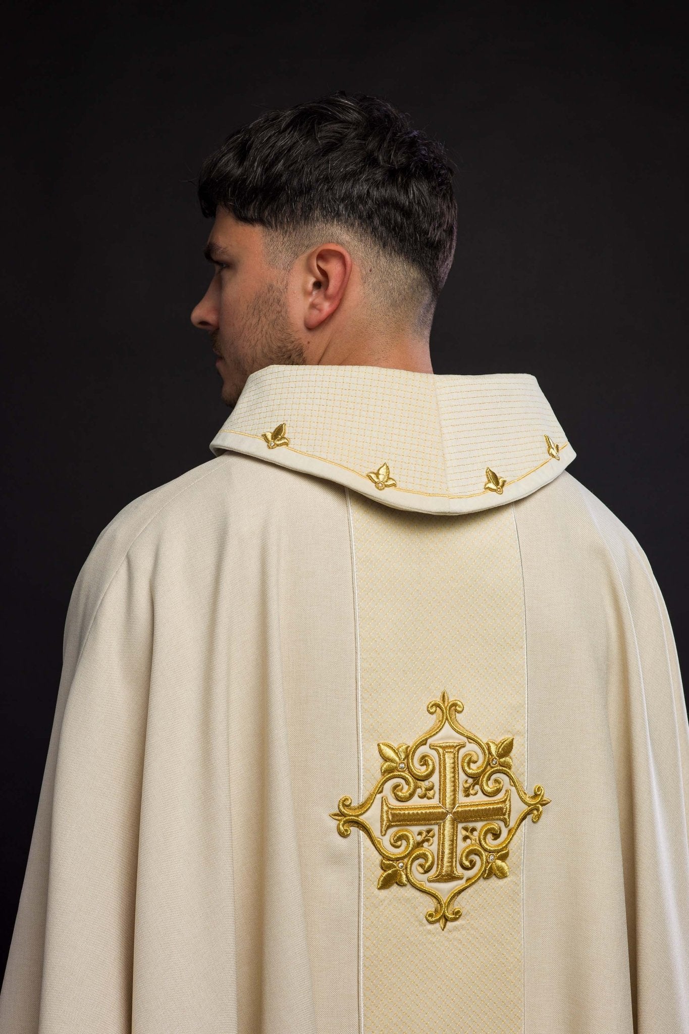 Chasuble avec ceinture en velours écru et broderie croisée LE/7030/05 - CHASUBLES.FR