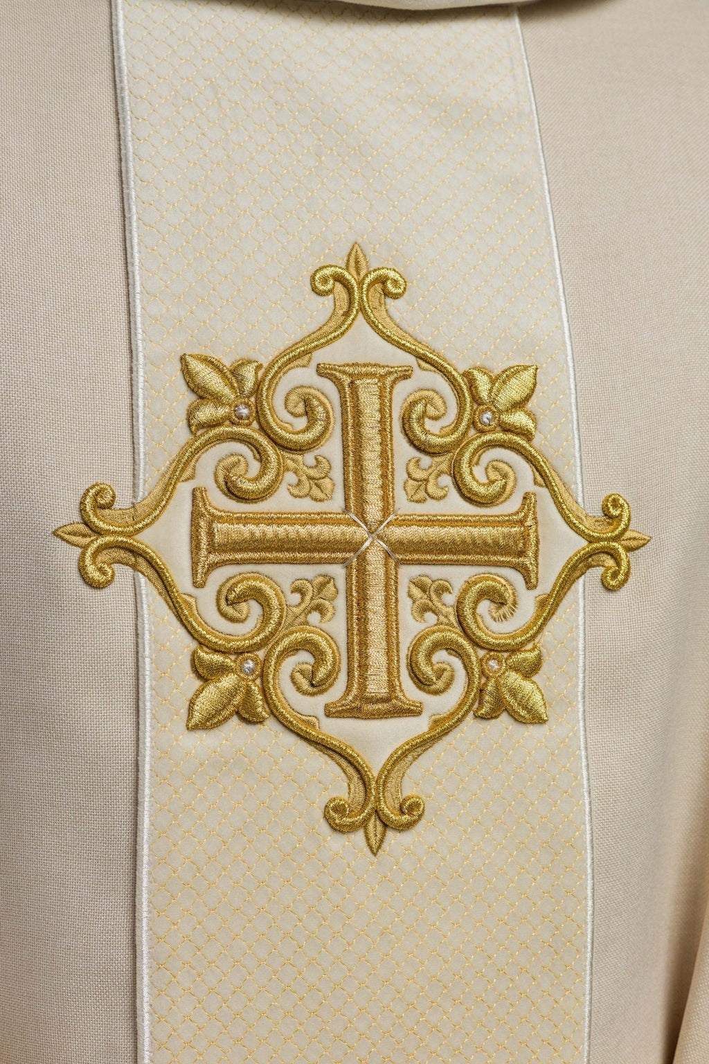 Chasuble avec ceinture en velours écru et broderie croisée LE/7030/05 - CHASUBLES.FR