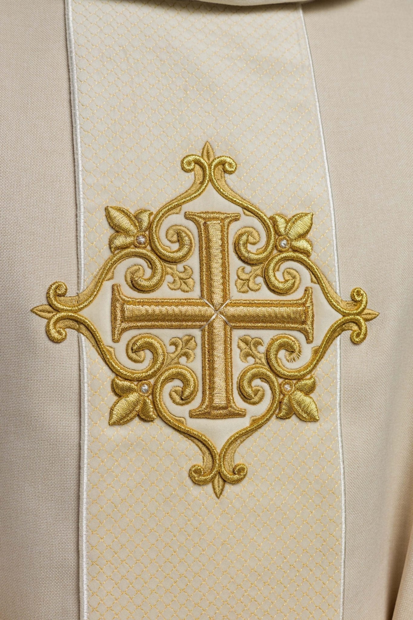 Chasuble avec ceinture en velours écru et broderie croisée LE/7030/05 - CHASUBLES.FR