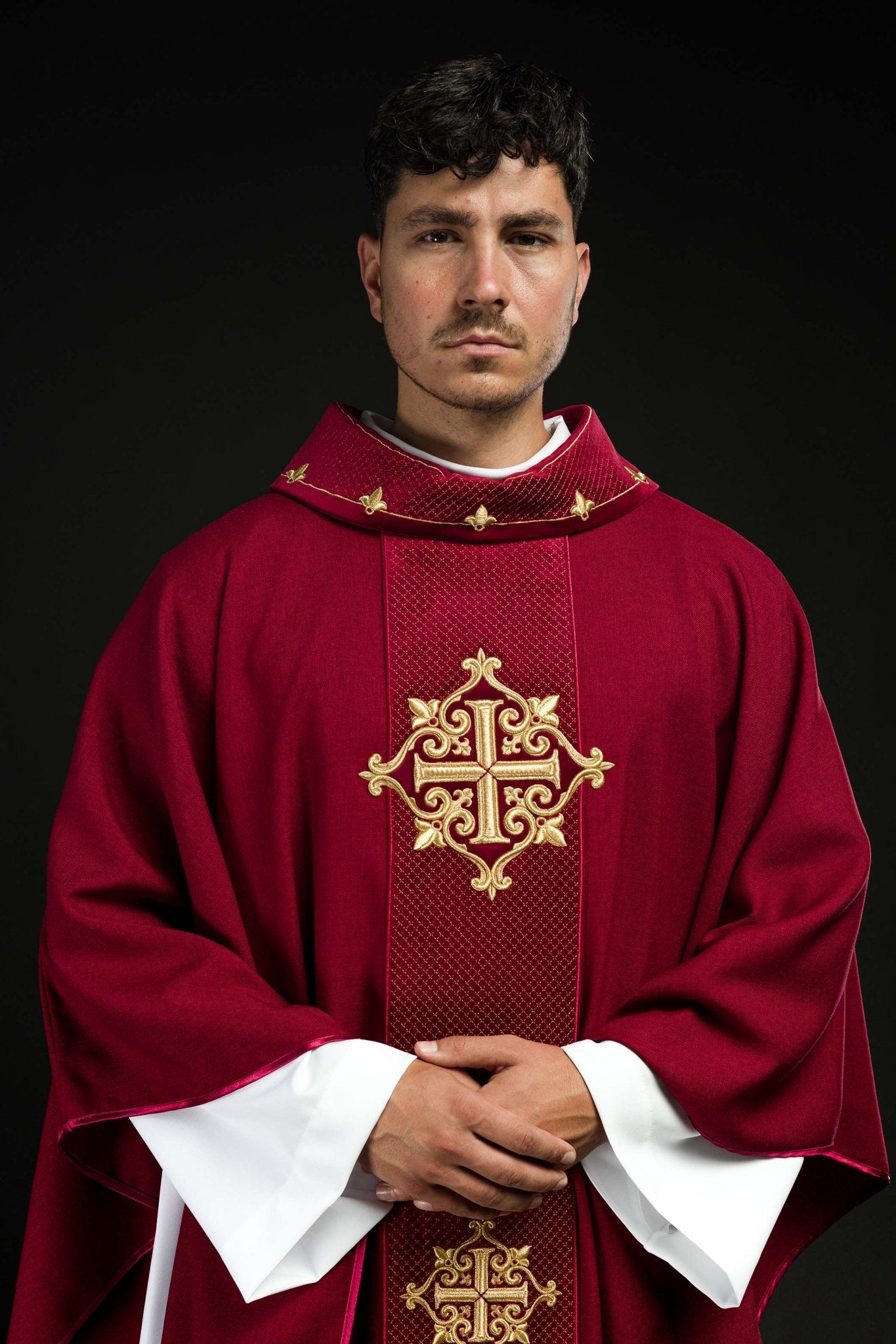 Chasuble avec ceinture en velours rouge et broderie en croix LE/7030/02 - CHASUBLES.FR