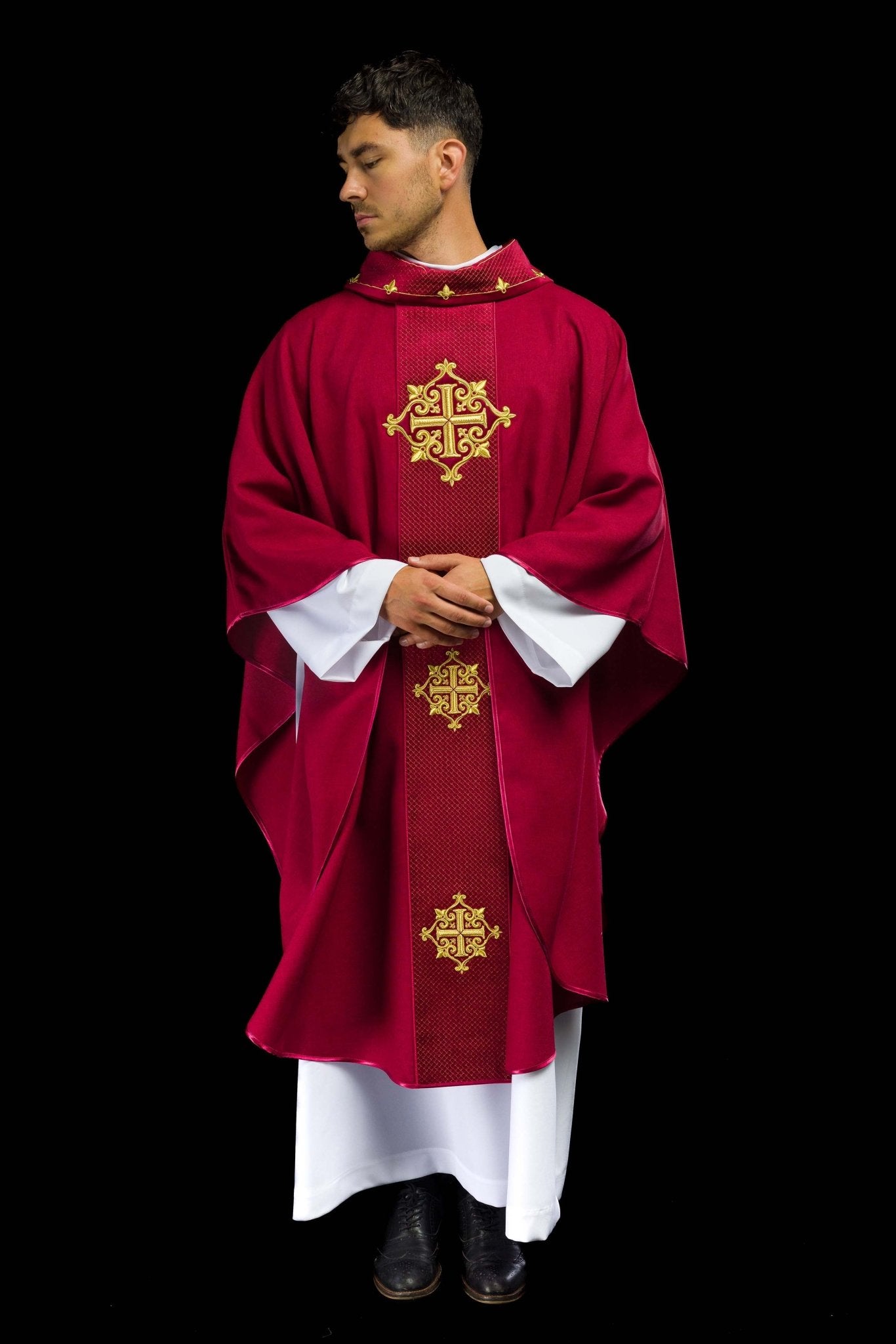 Chasuble avec ceinture en velours rouge et broderie en croix LE/7030/02 - CHASUBLES.FR