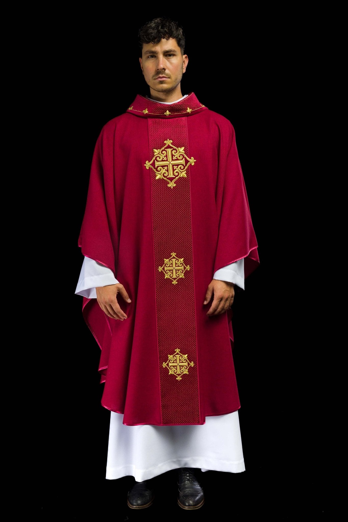 Chasuble avec ceinture en velours rouge et broderie en croix LE/7030/02 - CHASUBLES.FR