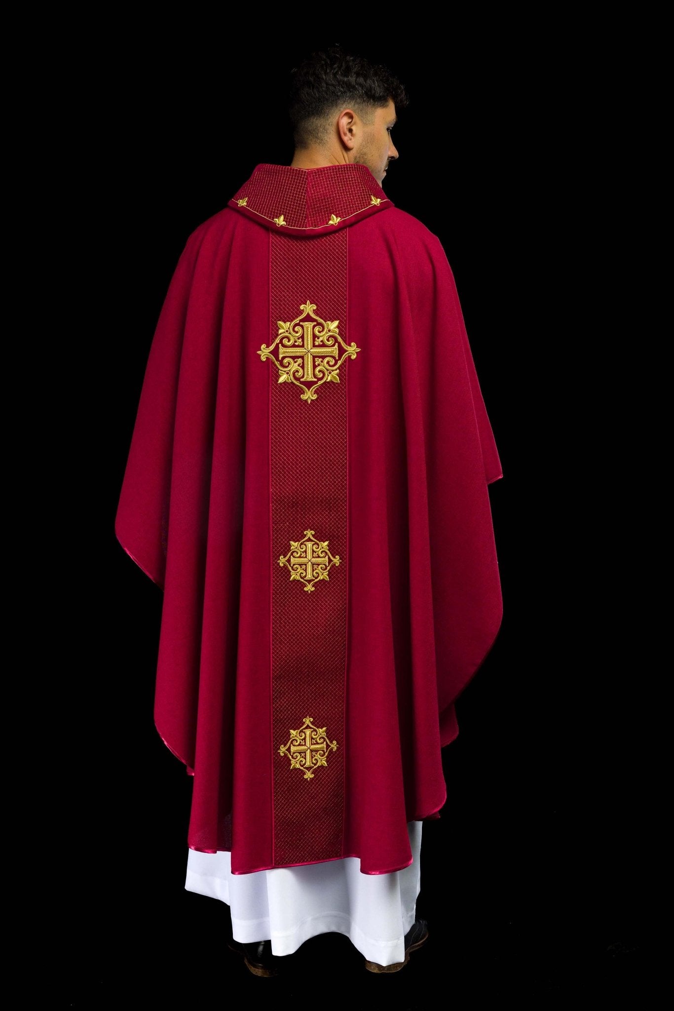 Chasuble avec ceinture en velours rouge et broderie en croix LE/7030/02 - CHASUBLES.FR