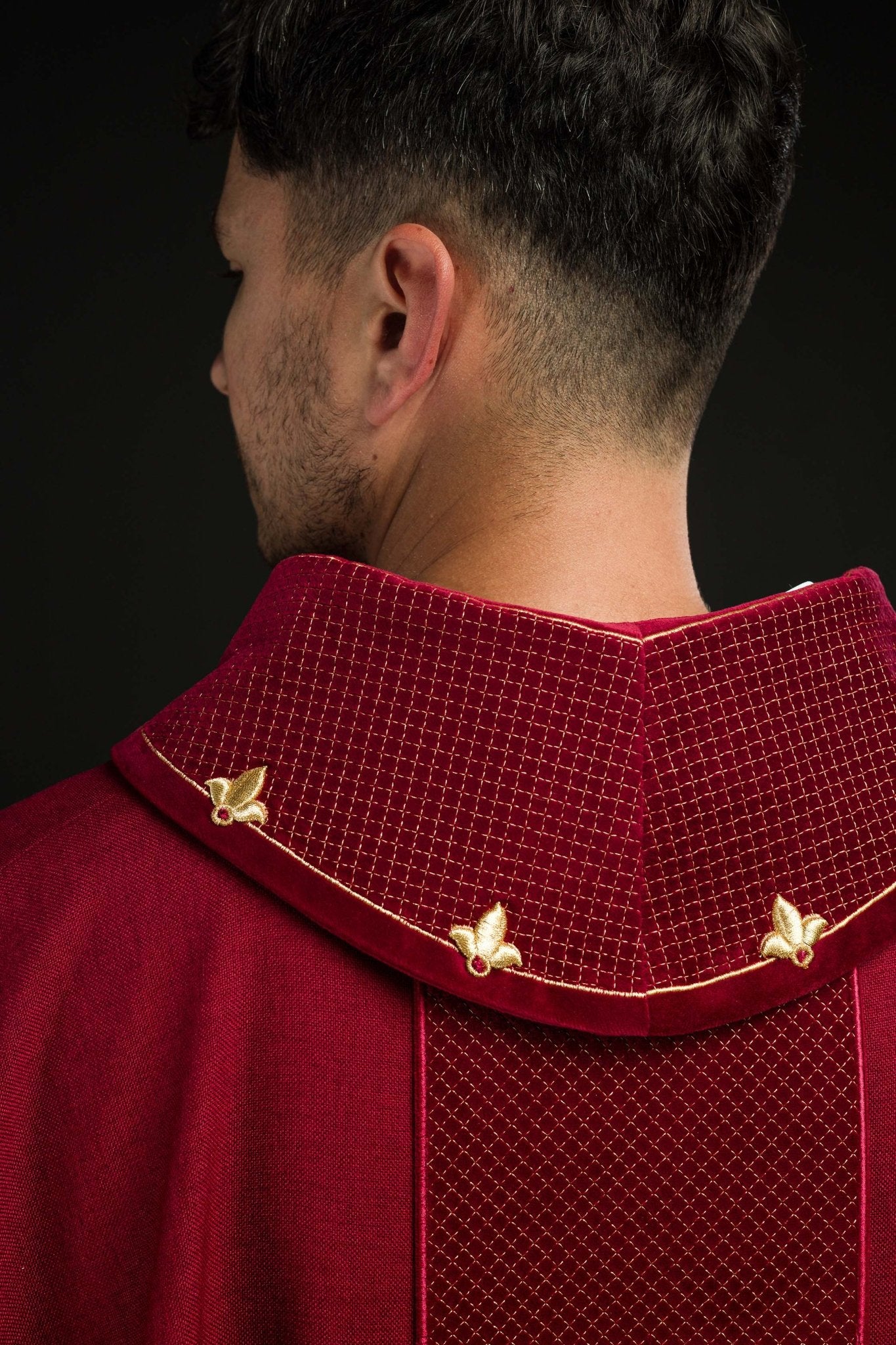 Chasuble avec ceinture en velours rouge et broderie en croix LE/7030/02 - CHASUBLES.FR