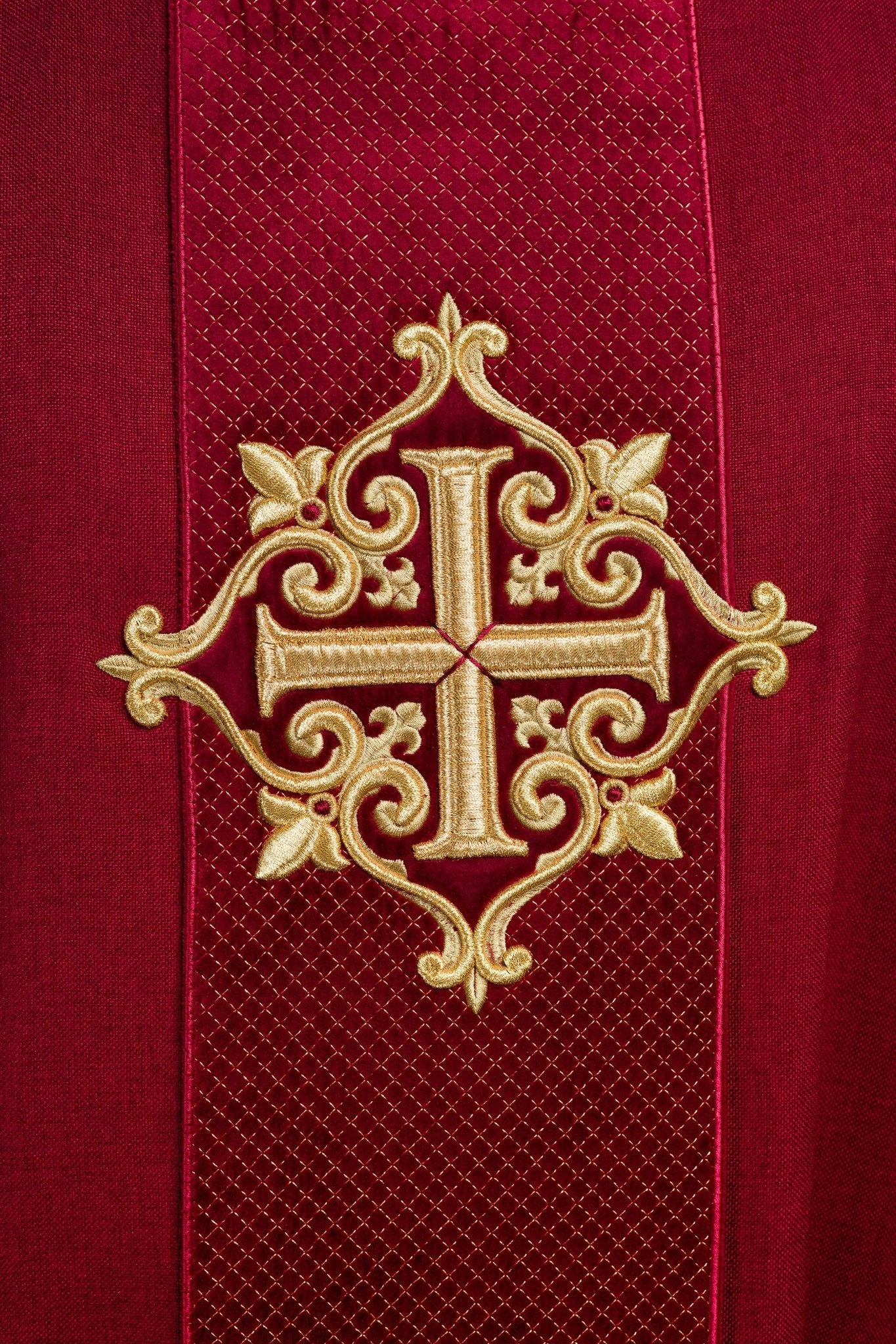Chasuble avec ceinture en velours rouge et broderie en croix LE/7030/02 - CHASUBLES.FR