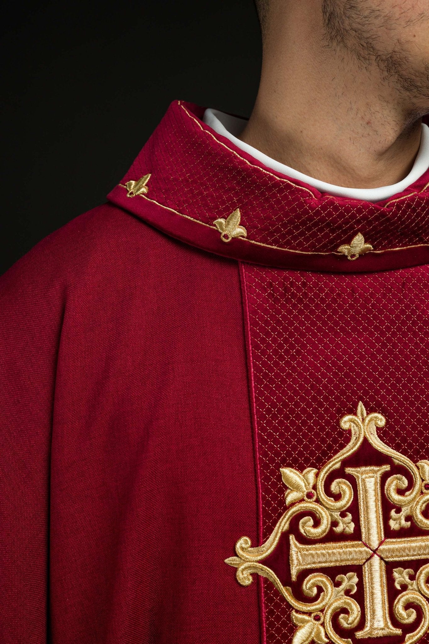 Chasuble avec ceinture en velours rouge et broderie en croix LE/7030/02 - CHASUBLES.FR