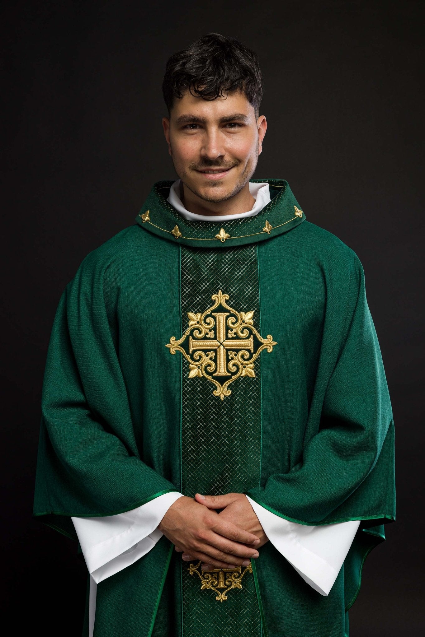 Chasuble avec ceinture en velours vert et broderie en croix LE/7030/01 - CHASUBLES.FR