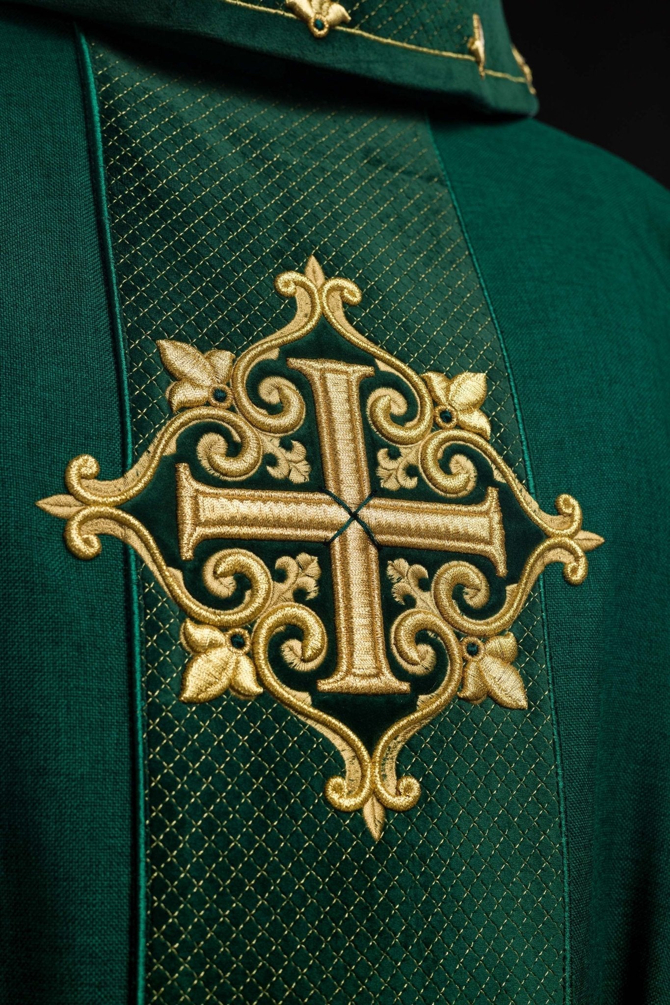 Chasuble avec ceinture en velours vert et broderie en croix LE/7030/01 - CHASUBLES.FR